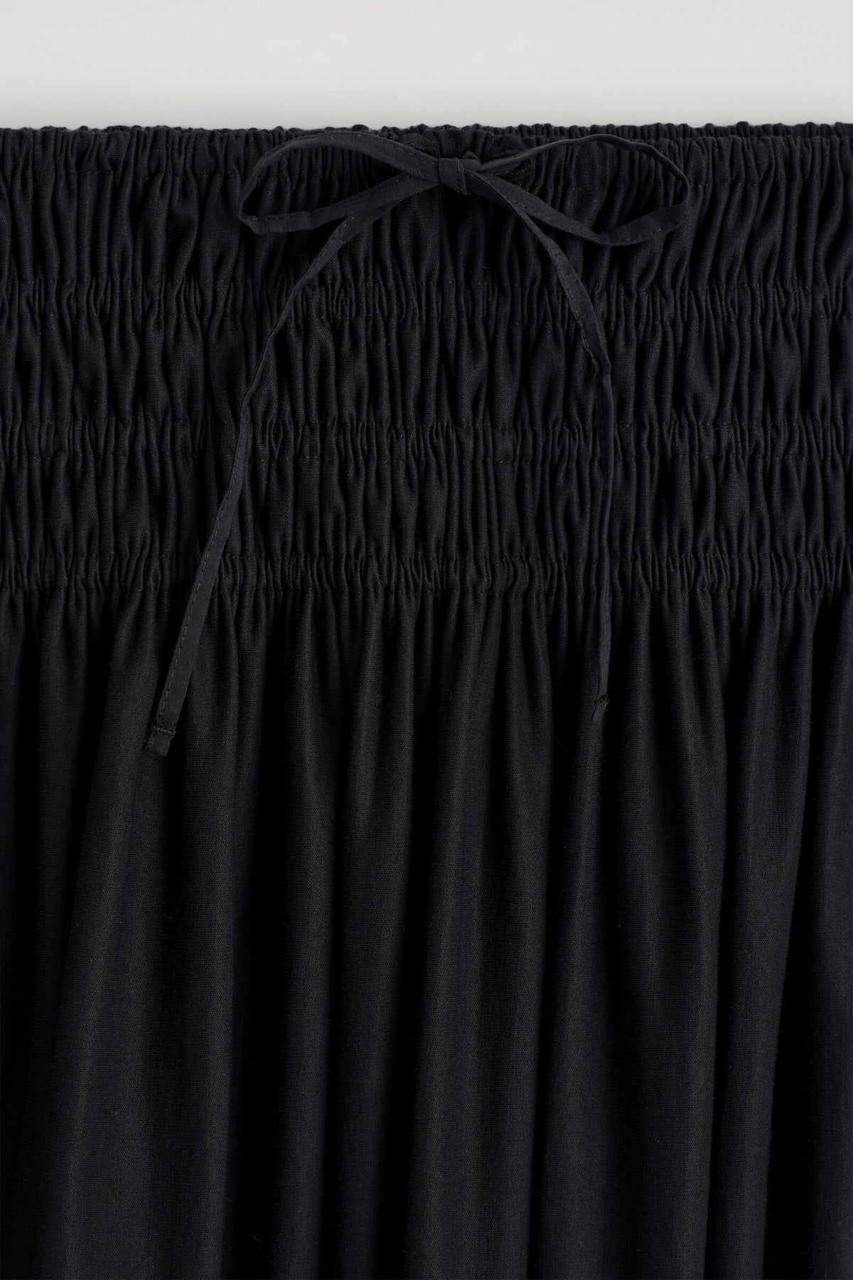 FALDA MIDI CON CINTURA FRUNCIDA - NEGRO | DescriptiveDetail