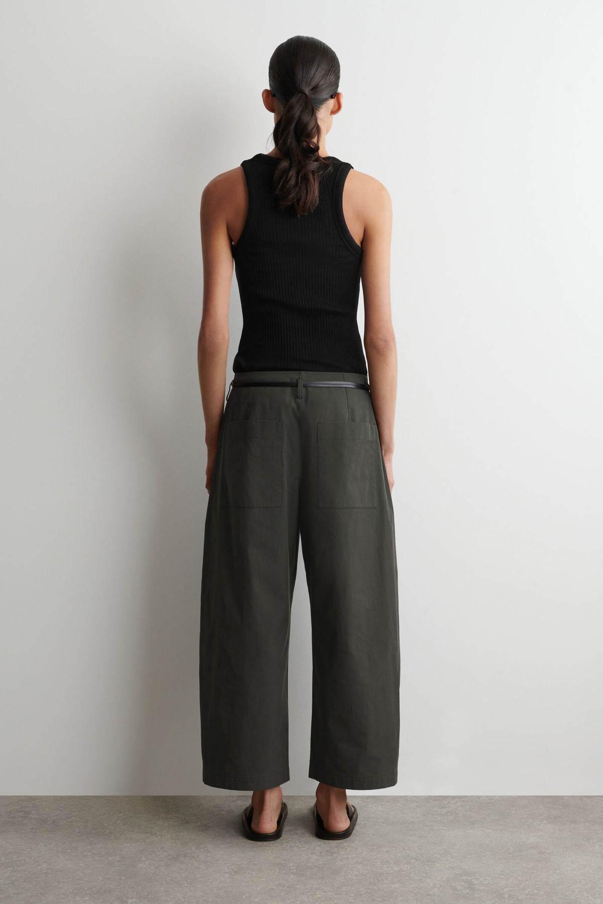 PANTALONES DE ALGODÓN PLISADOS CON PIERNA DE TAMBOR - VERDE OSCURO