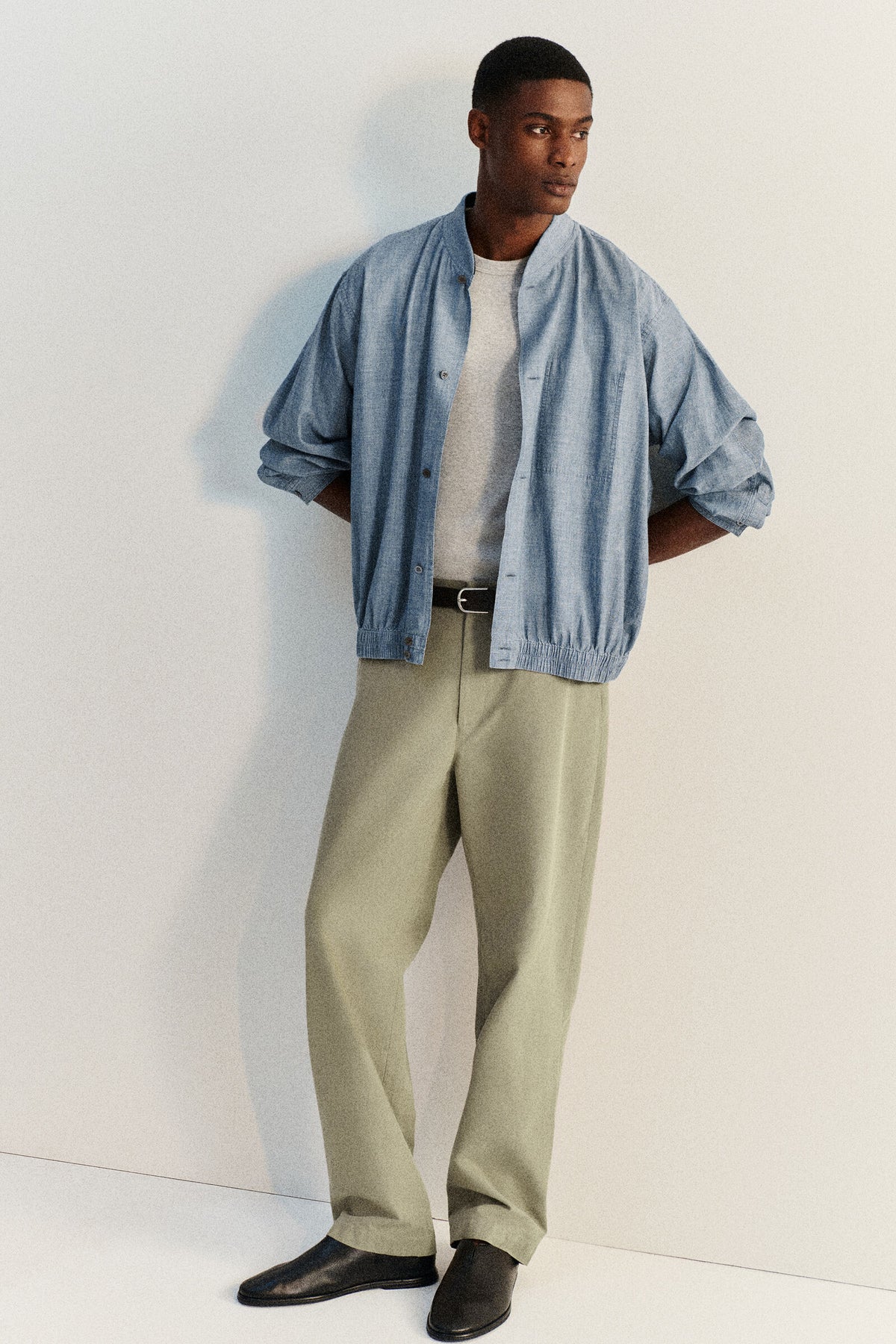 CHINOS DE ALGODÓN CON CORTE REGULAR Y PIERNA RECTA - BEIGE | Lookbook