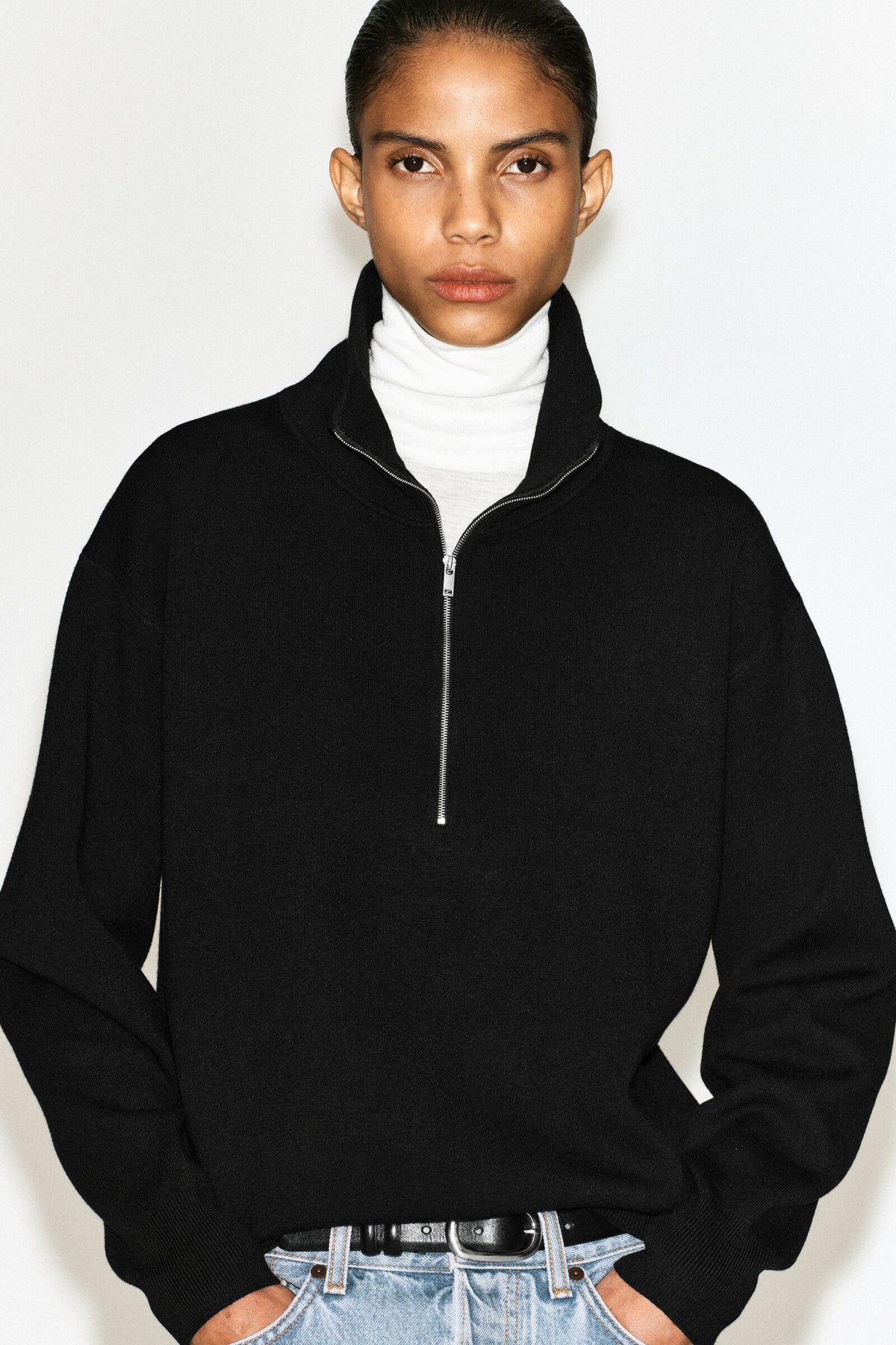 SWEATER DE PUNTO CON MEDIO CIERRE Y CUELLO DE EMBUDO - NEGRO