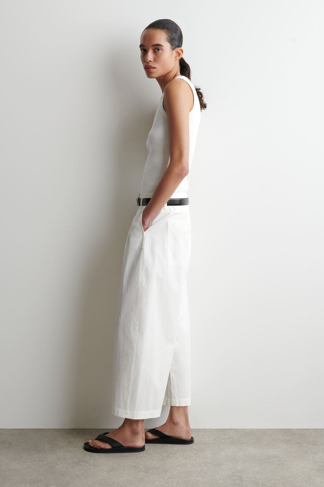 PANTALONES DE ALGODÓN PLISADOS CON PIERNA DE TAMBOR - BLANCO