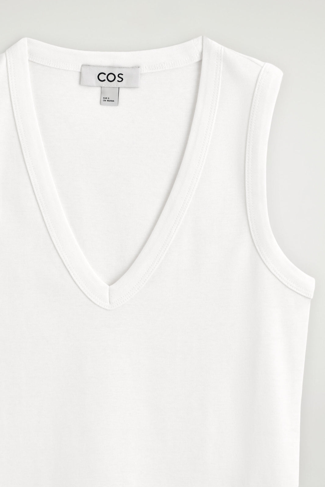 TOP DE TIRANTES DE ALGODÓN CON ESCOTE EN V - BLANCO | DescriptiveDetail