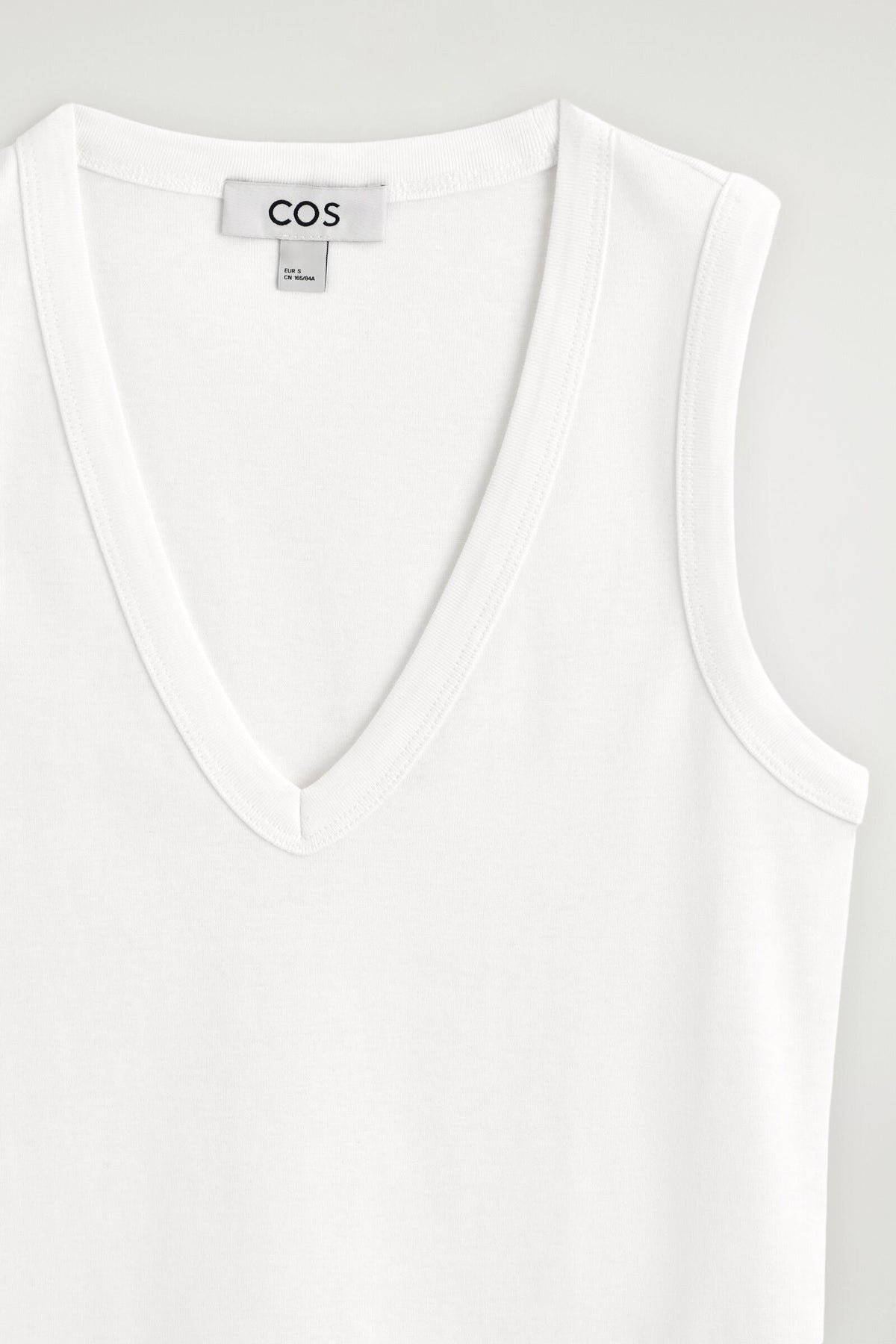 TOP DE TIRANTES DE ALGODÓN CON ESCOTE EN V - BLANCO | DescriptiveDetail