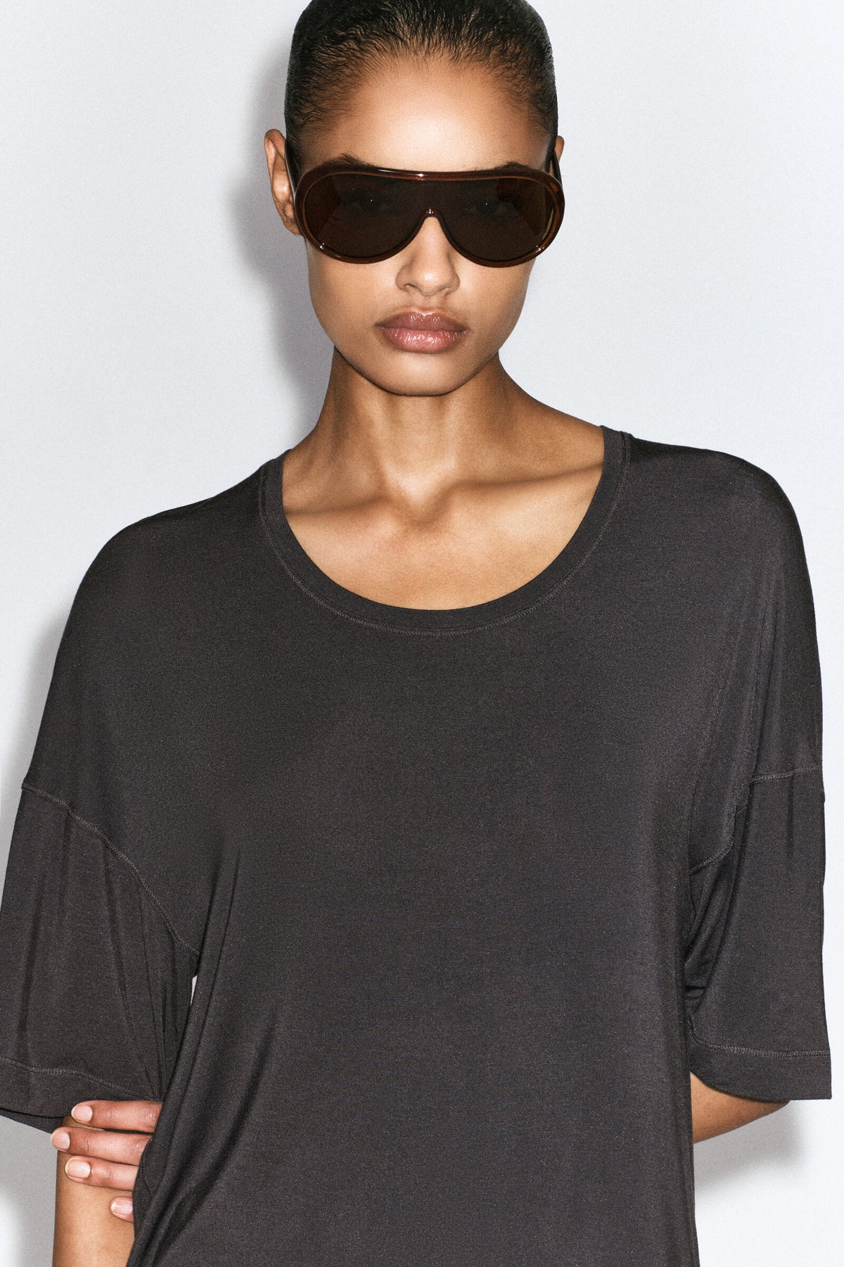 CAMISETA FLUIDA DE MODAL CON ESCOTE REDONDO - MARRÓN