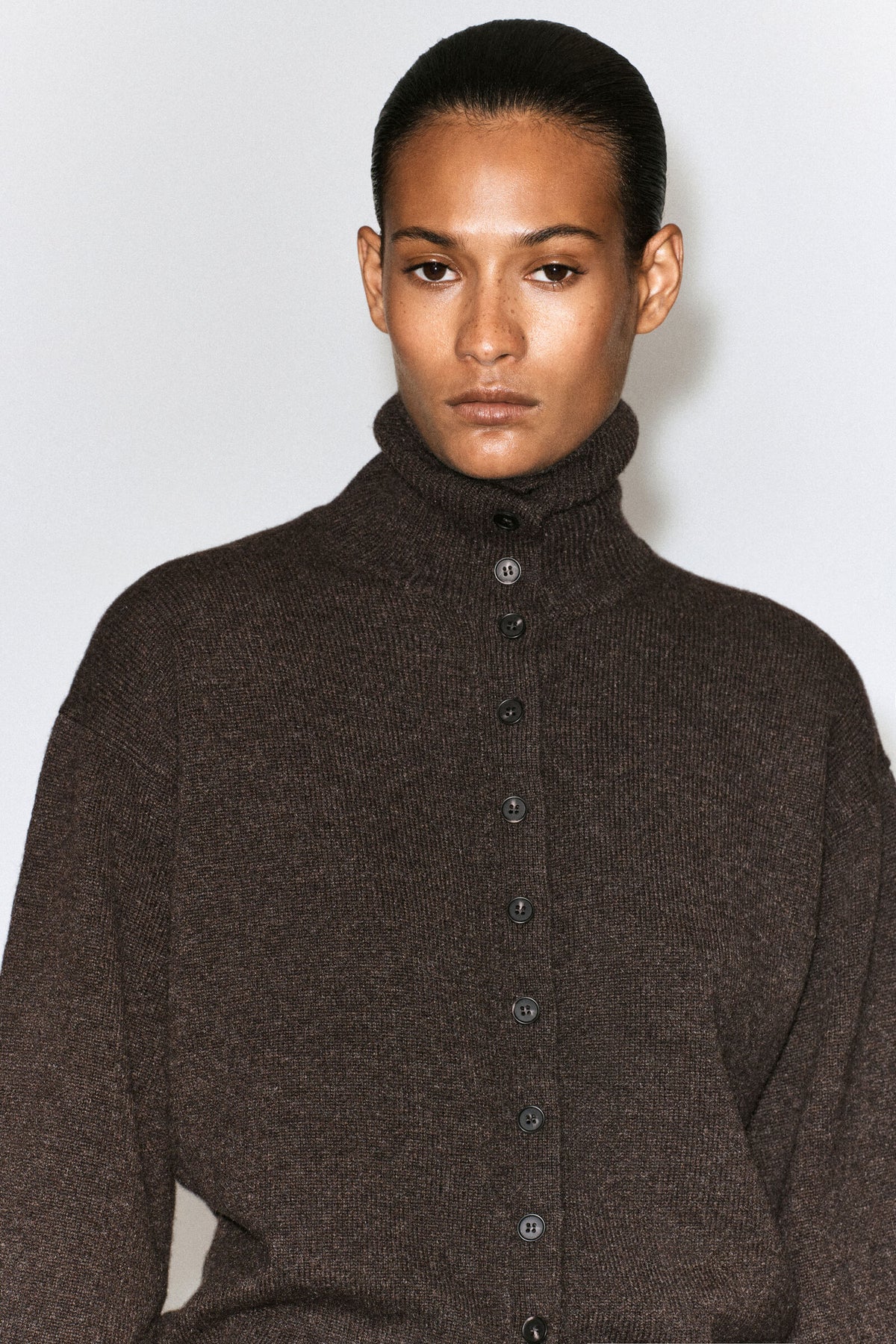 CÁRDIGAN DE CASHMERE ESCULPIDO CON CUELLO DE TUBO - MARRÓN MEZCLADO