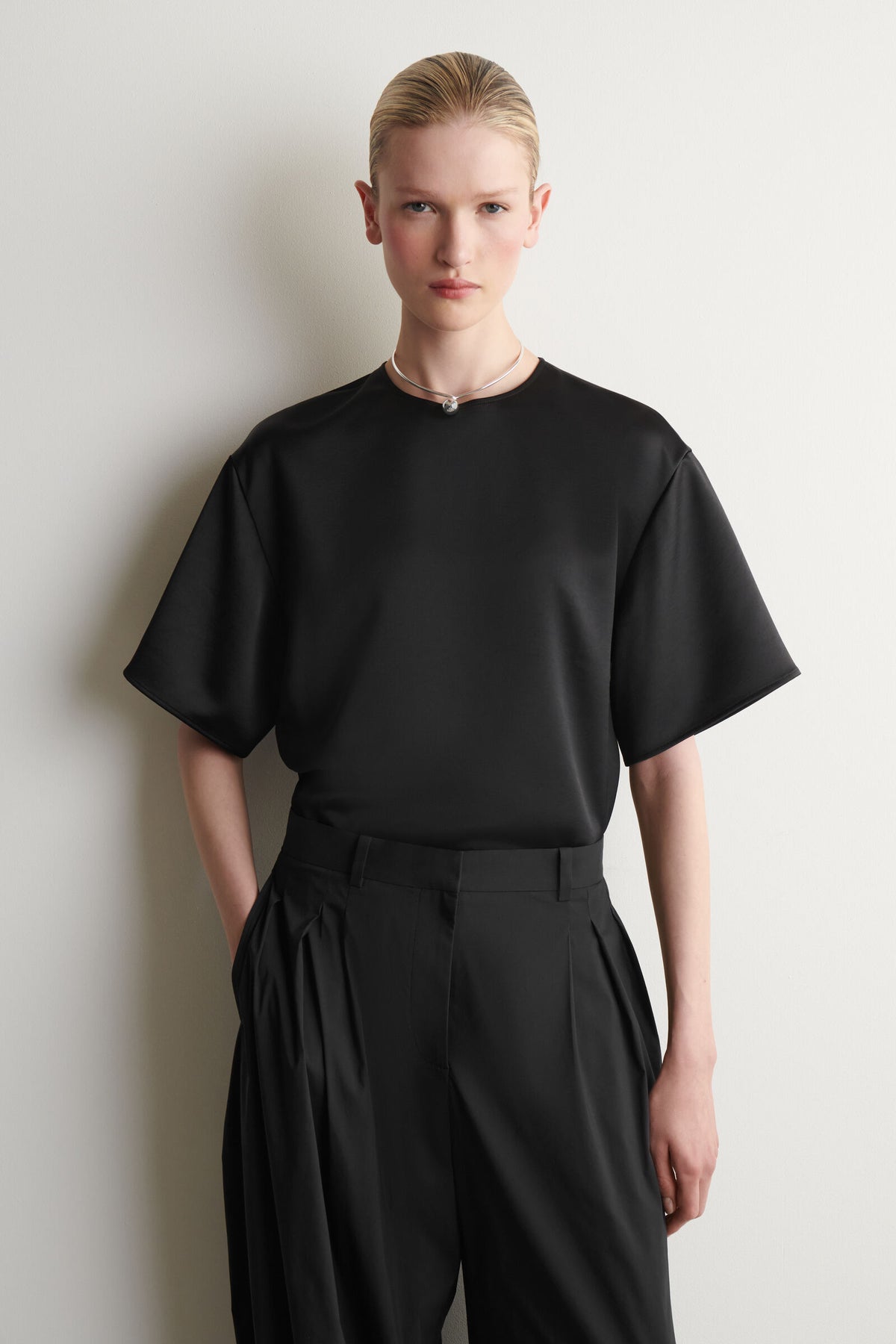 CAMISETA DE SATÍN OVERSIZE - NEGRO