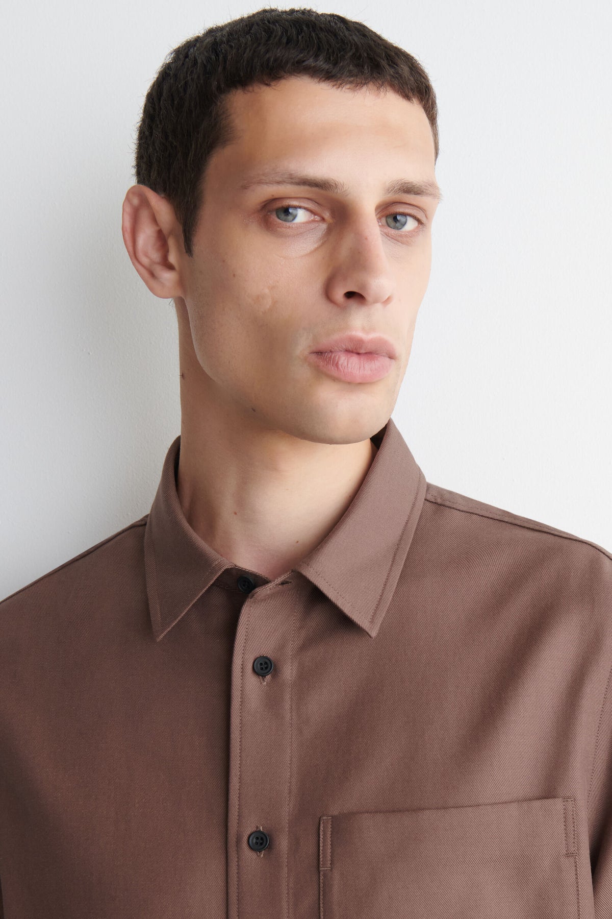 CAMISA DE SARGA RELAJADA - ROJO BARRO