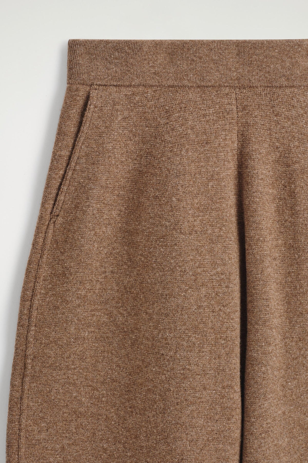 PANTALONES DE PIERNA BARREL DE LANA MERINO - MARRÓN JASPEADO | DescriptiveDetail