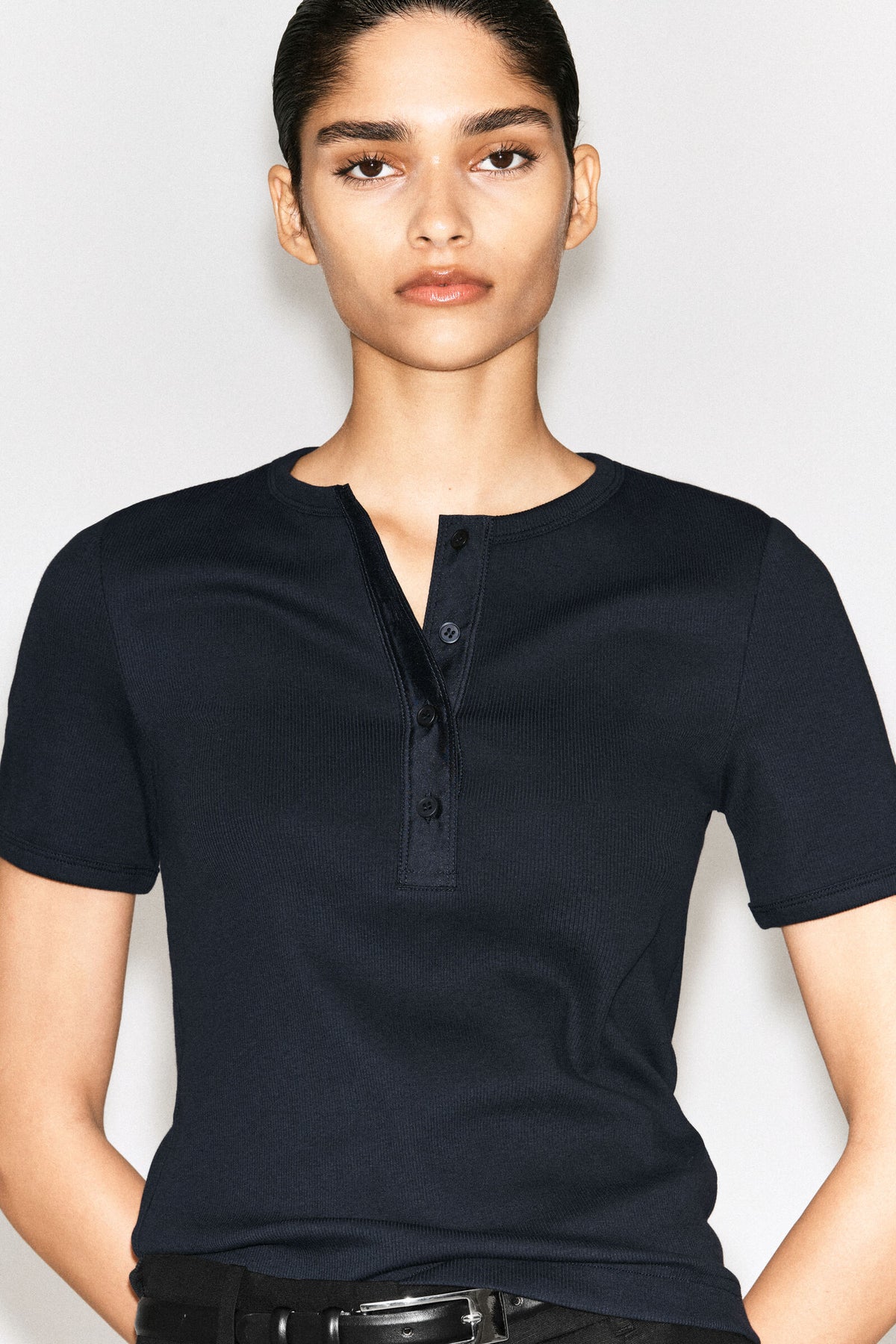 CAMISETA HENLEY ACANALADA - AZUL MARINO