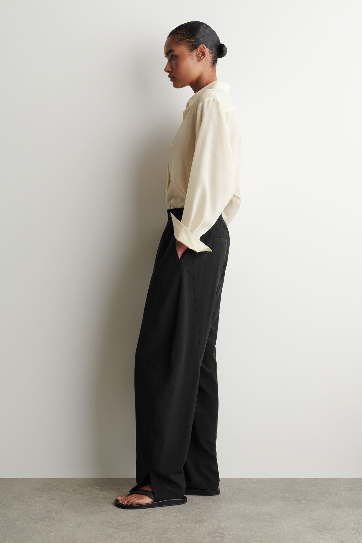 PANTALONES DE TELA CON PIERNA BARREL Y ELÁSTICO - NEGRO