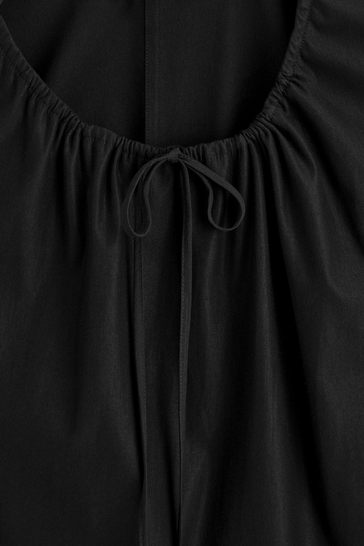 CAMISETA DE JERSEY CON CUELLO FRUNCIDO - NEGRO | DescriptiveDetail