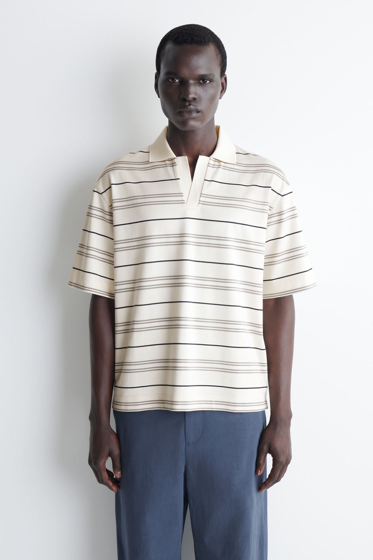 POLO RAYADA CON CUELLO ABIERTO - MARFIL / RAYADO