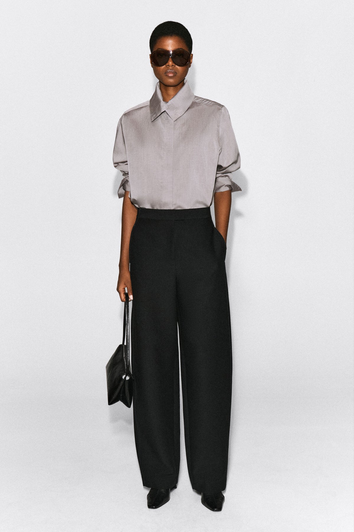 PANTALONES DE PIERNA BARREL CON COSTURAS - NEGRO