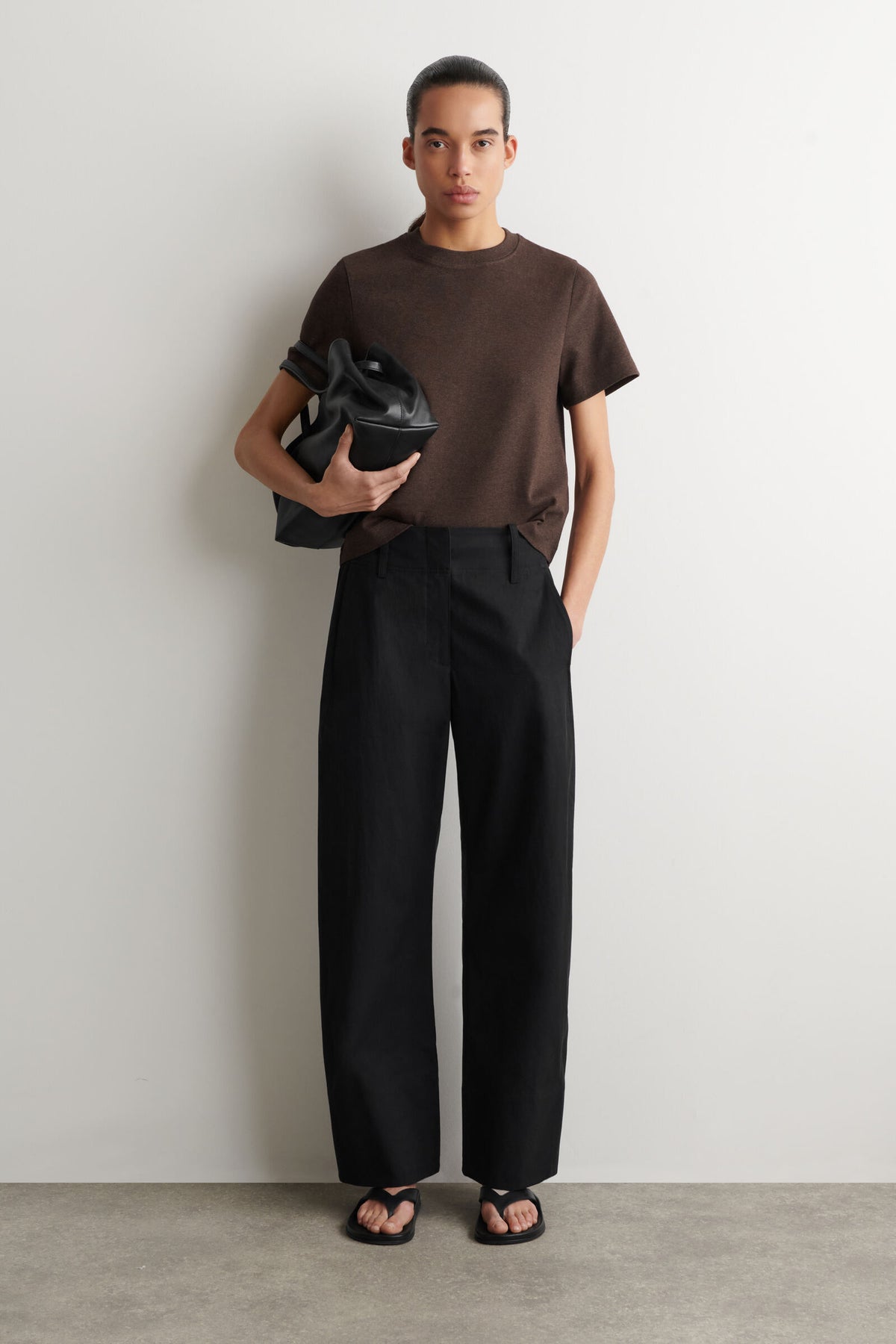 CAMISETA DE CORTE LIMPIO - MARRÓN OSCURO
