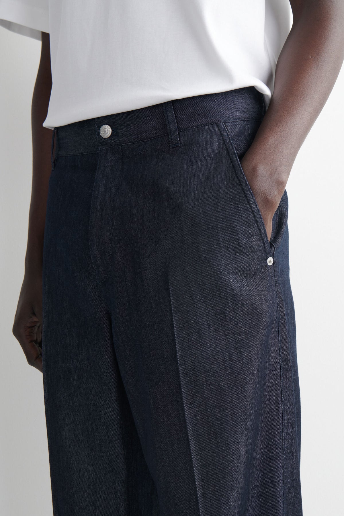PANTALONES DE MEZCLILLA CRUDA DE CORTE REGULAR Y PIERNA RECTA - ÍNDIGO