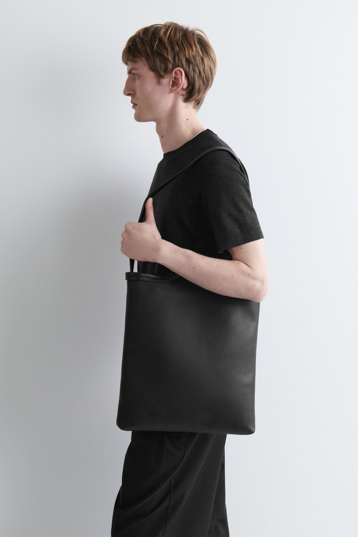 BOLSO DE MANO CON CORREA - PIEL - NEGRO