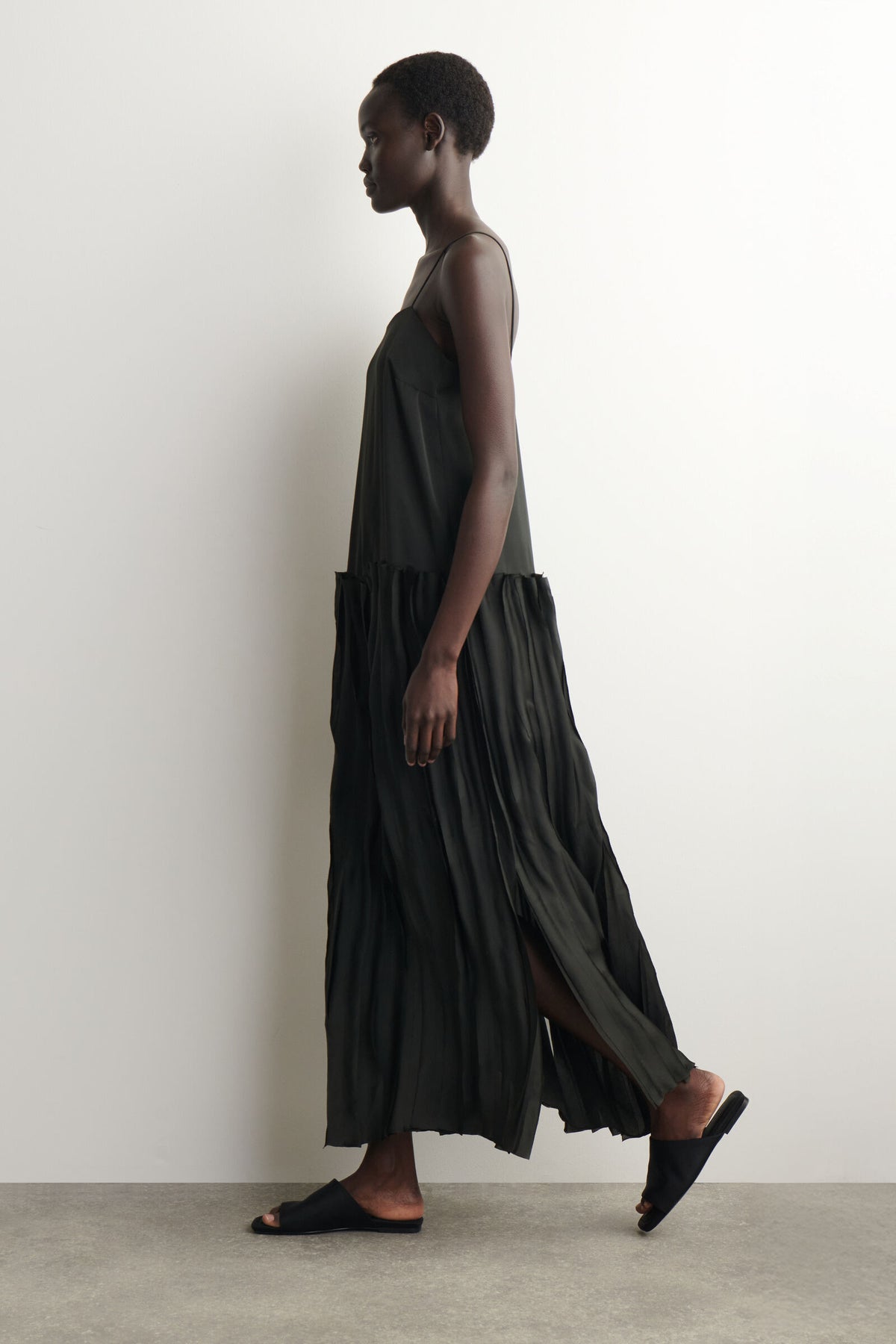 VESTIDO MIDI CON PANELES Y APLICACIONES - VERDE OSCURO