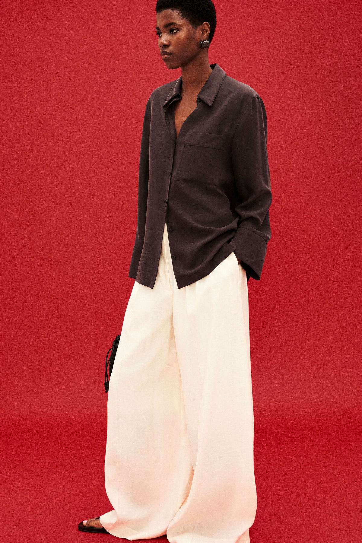 PANTALONES DE MODAL PLISADOS DE PIERNA ANCHA - CREMA | Lookbook