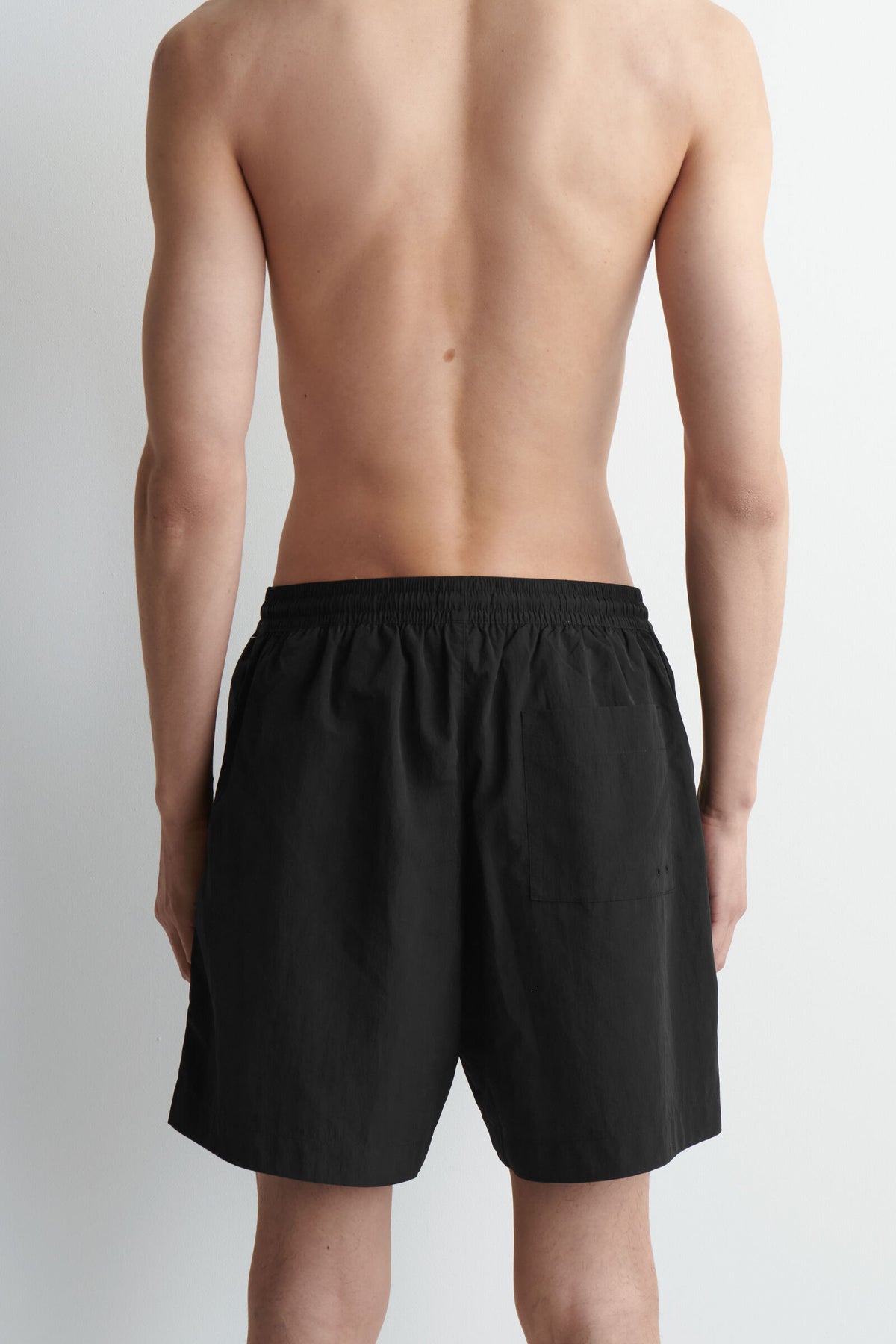 SHORTS DE NYLON DE PIERNA ANCHA CON CORDÓN - NEGRO