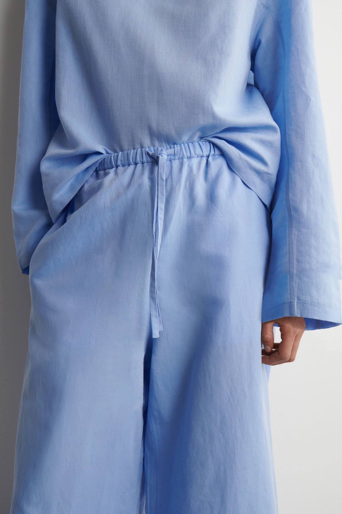 PANTALONES DE LINO DE PIERNA ANCHA CON CORDÓN - AZUL CLARO - StillMedia/Lookbook