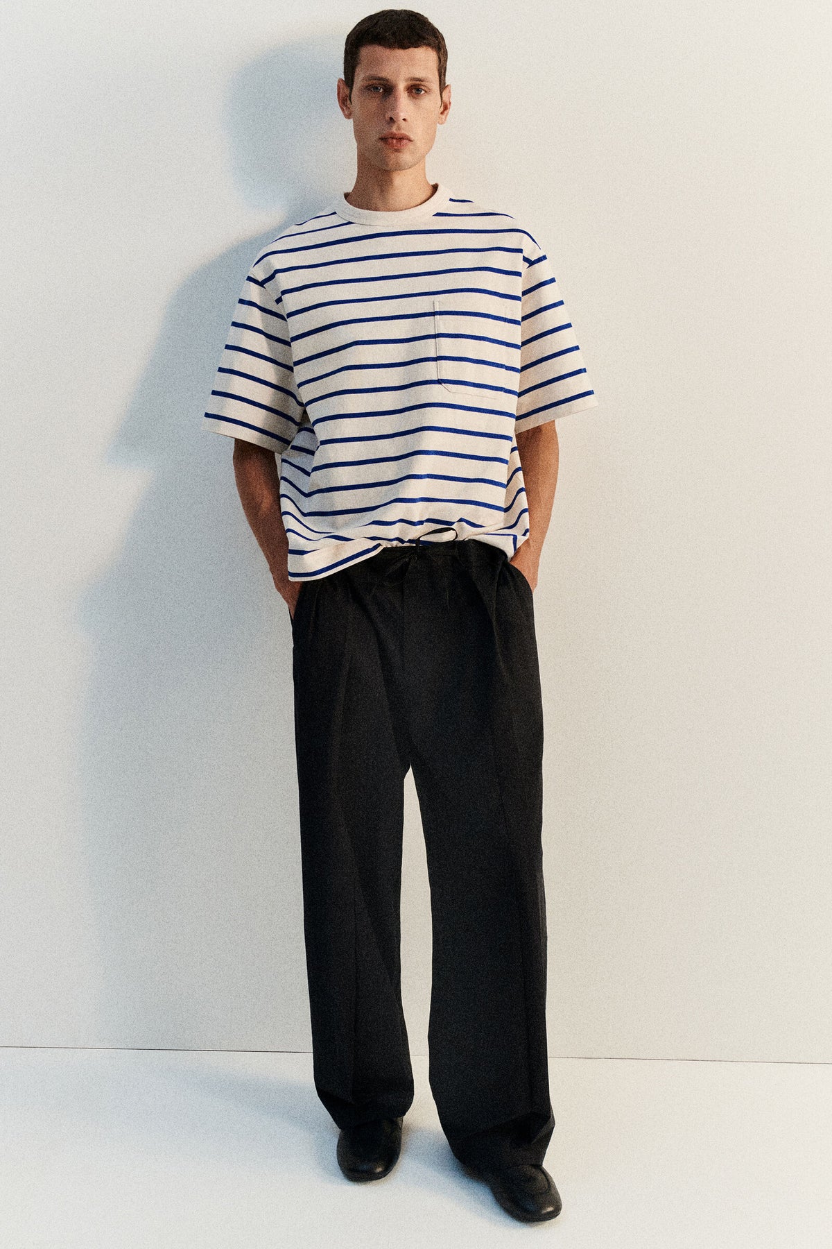CAMISETA OVERSIZE CON BOLSILLOS - AZUL / BLANCO / RAYADO | Lookbook