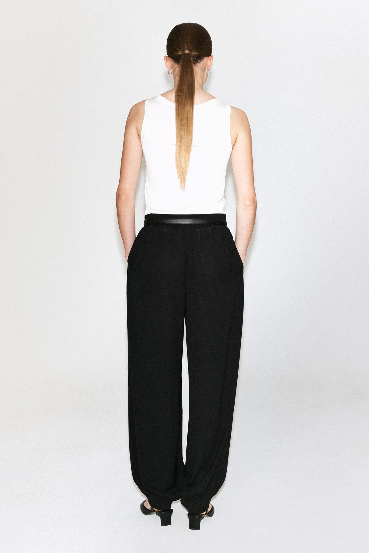 PANTALONES DE CREPÉ CON PLIEGUES - NEGRO