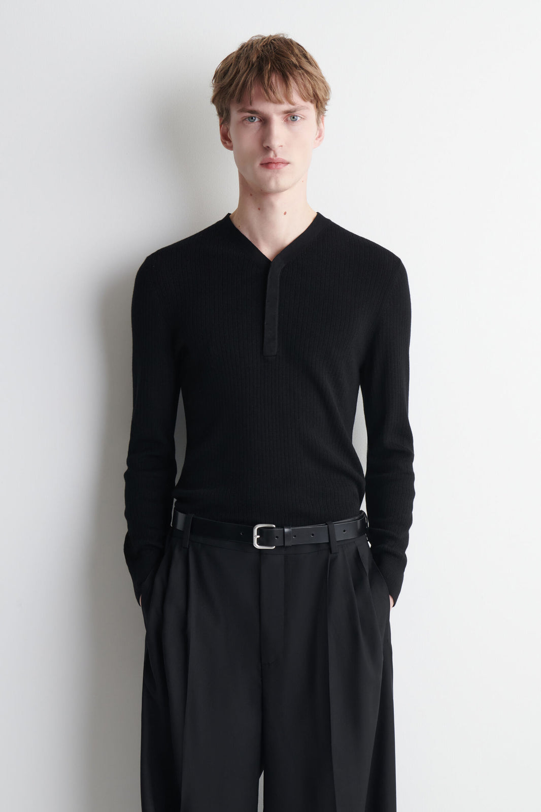 TOP HENLEY DE PUNTO ACANALADO - NEGRO