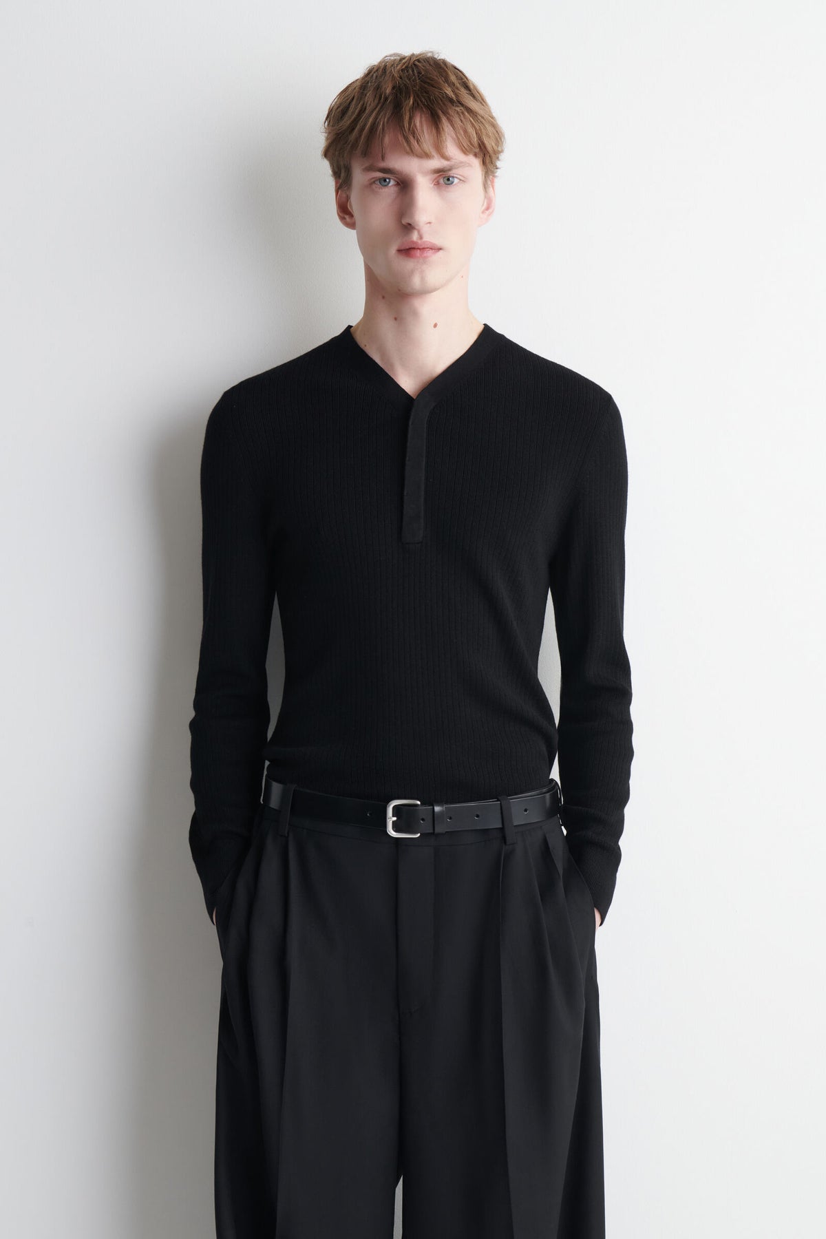 TOP HENLEY DE PUNTO ACANALADO - NEGRO