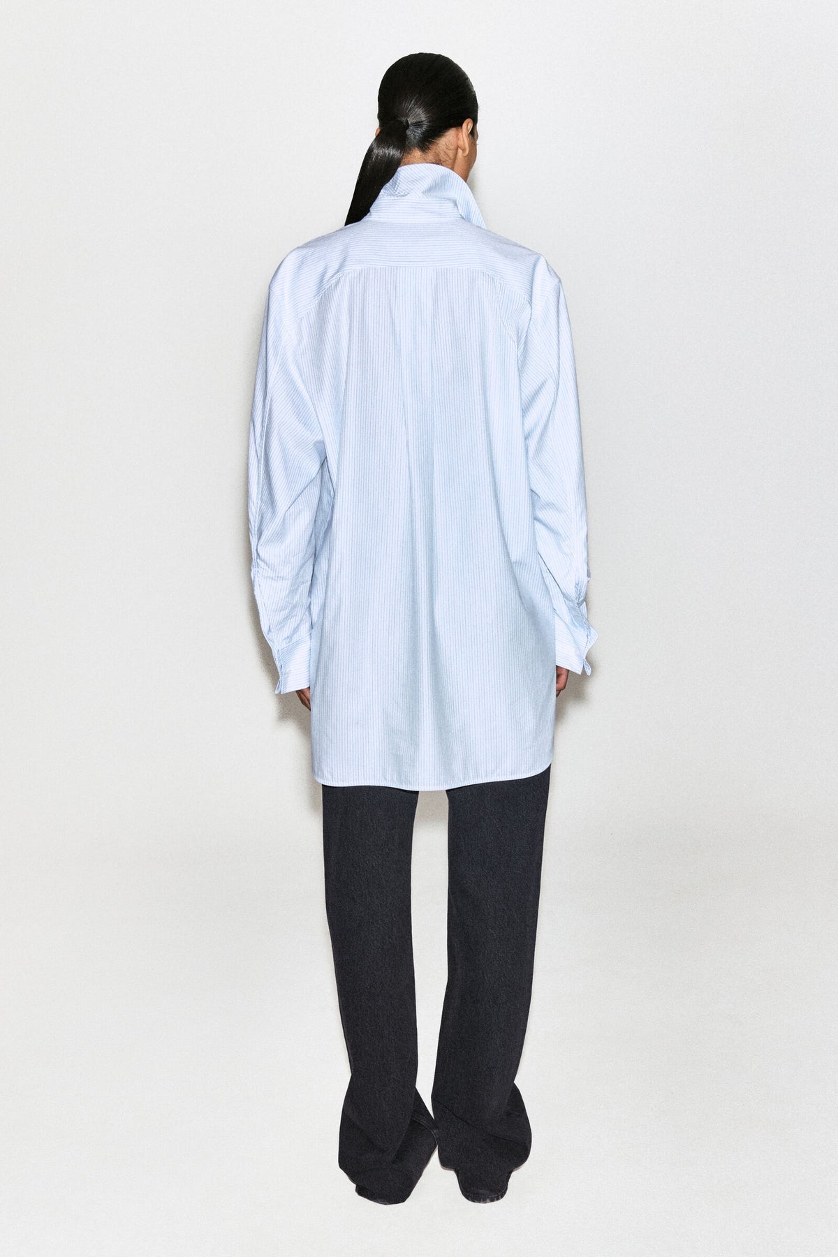 CAMISA DE MEZCLA DE ALGODÓN A RAYAS CON CUELLO RECORTADO - AZUL / BLANCO / RAYADO