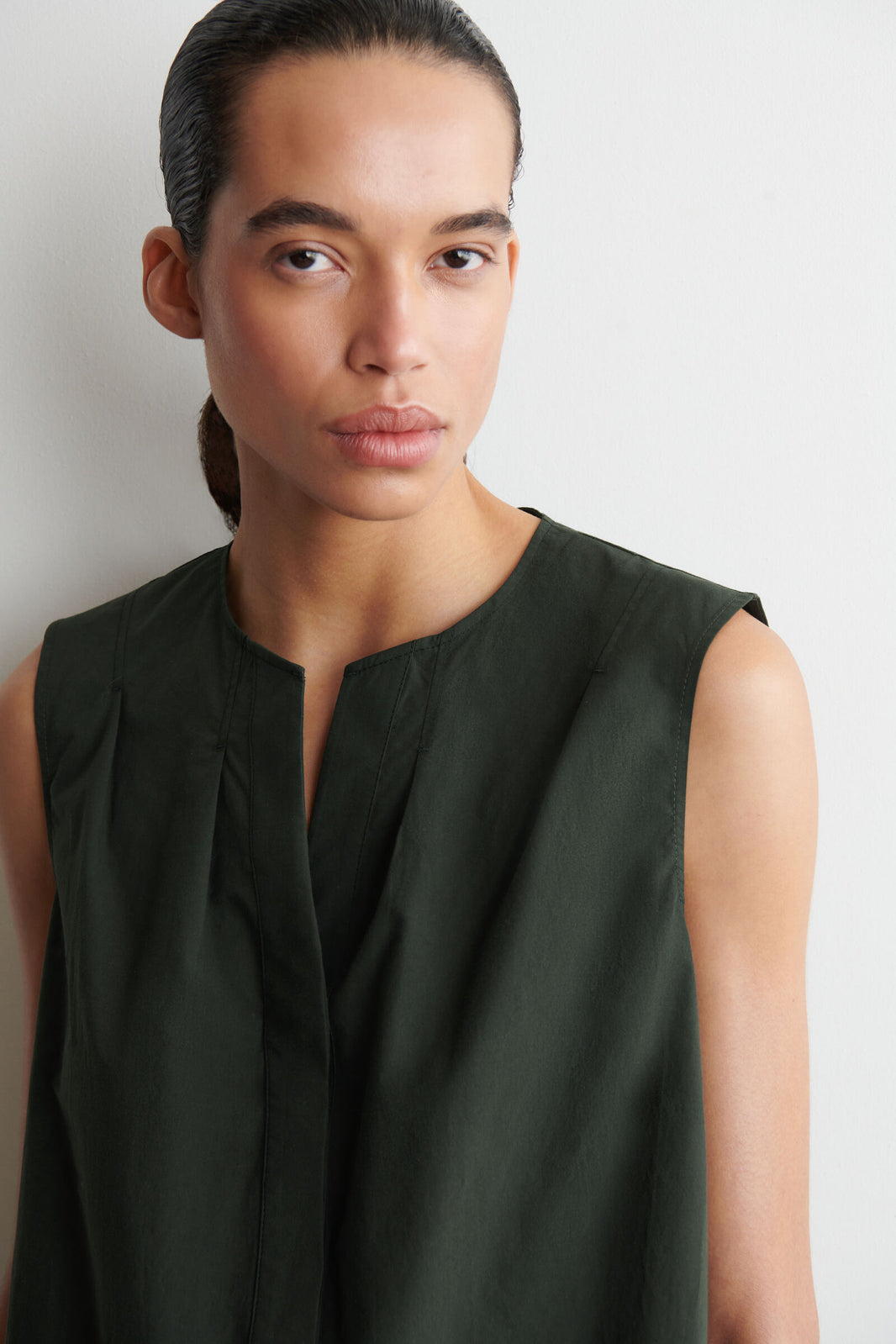 BLUSA SIN MANGAS CON PLIEGUES - VERDE OSCURO