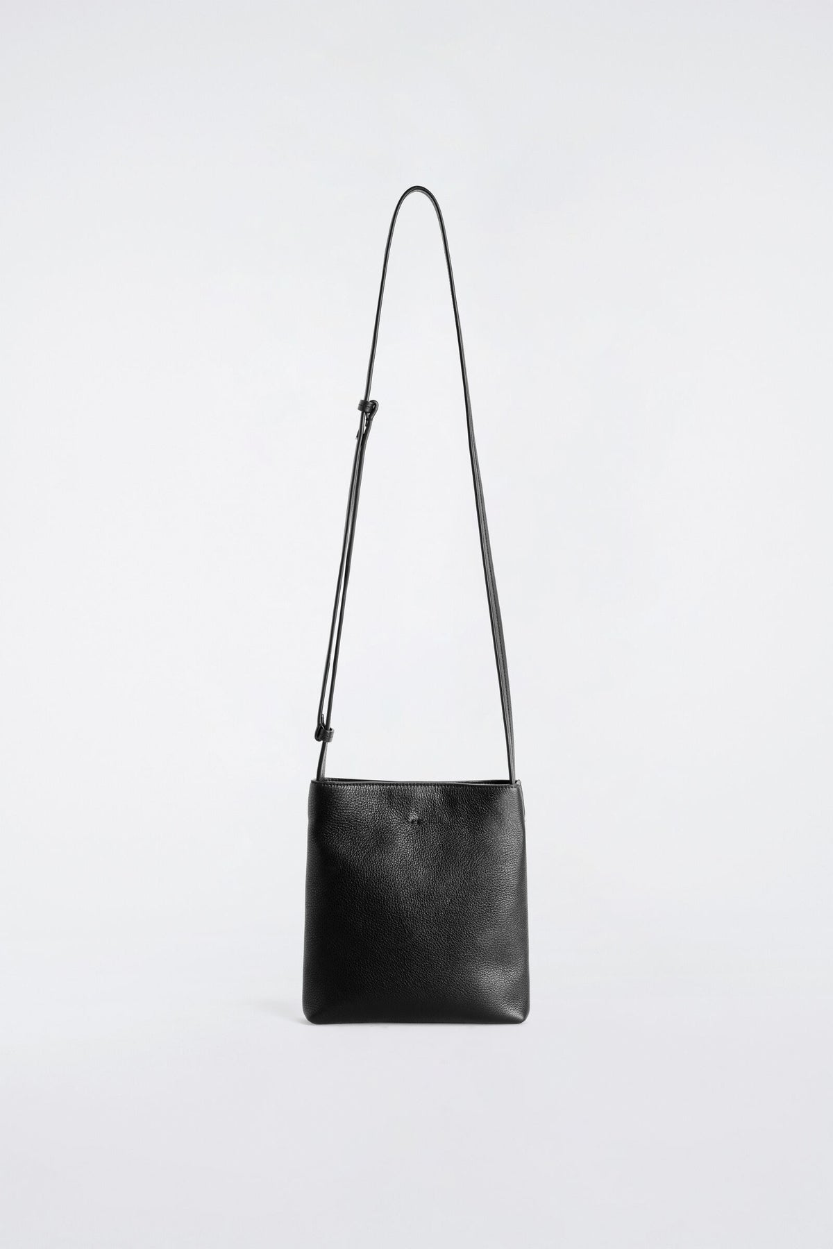 BOLSO DE HOMBRO URBANO - PIEL GRANEADA - NEGRO | DescriptiveStillLife