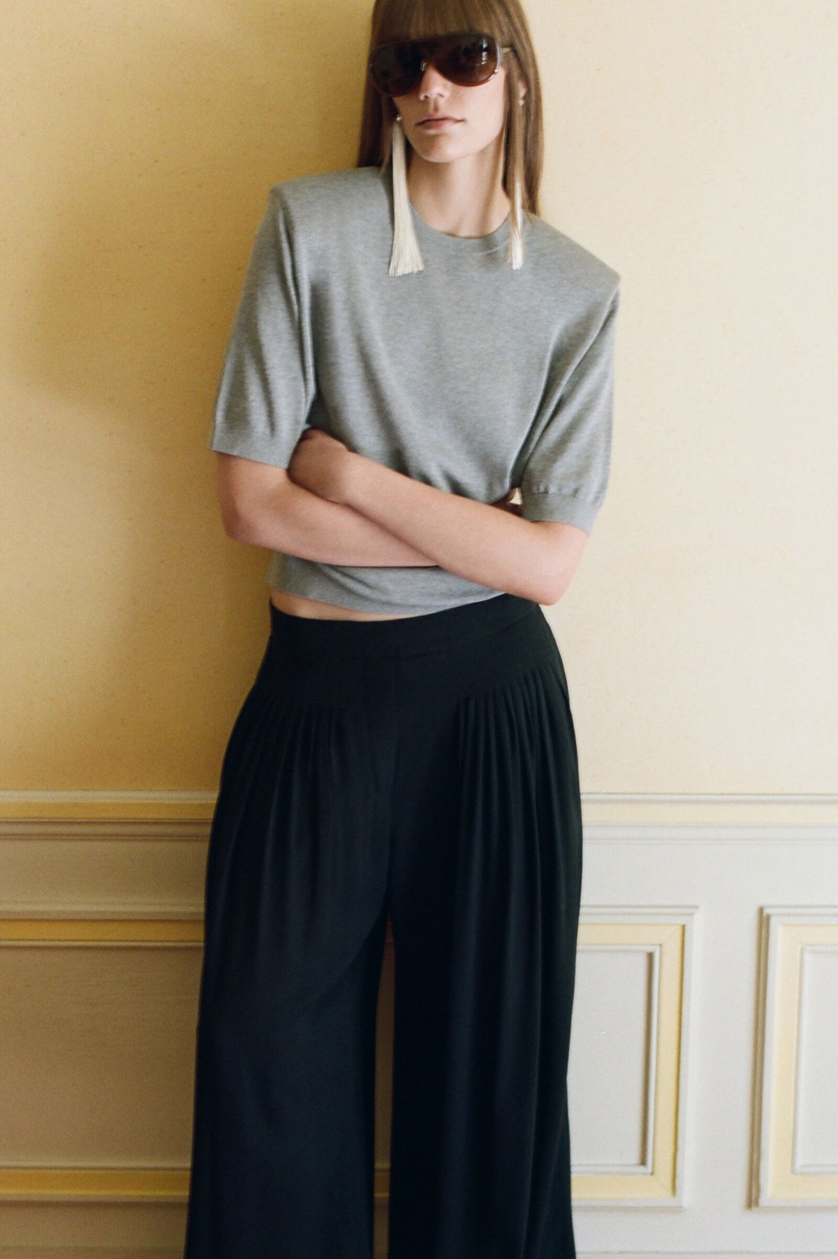 PANTALONES DE CREPÉ CON PLIEGUES - NEGRO | Lookbook