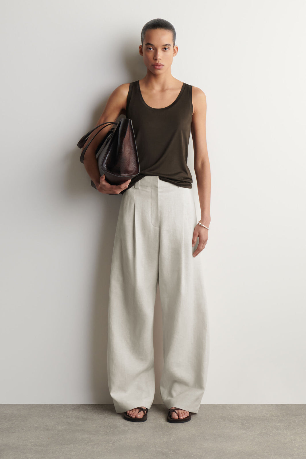 TANK TOP DE SEDA CON ESCOTE REDONDO - MARRÓN