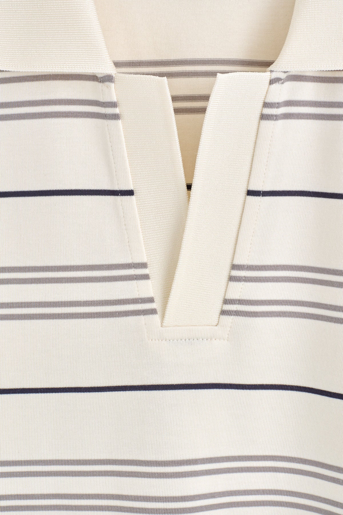 POLO RAYADA CON CUELLO ABIERTO - MARFIL / RAYADO | DescriptiveDetail