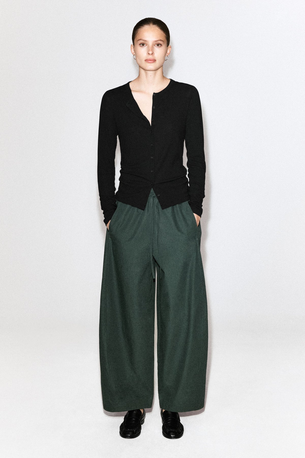 PANTALONES ELÁSTICOS DE PIERNA BARREL - VERDE OSCURO