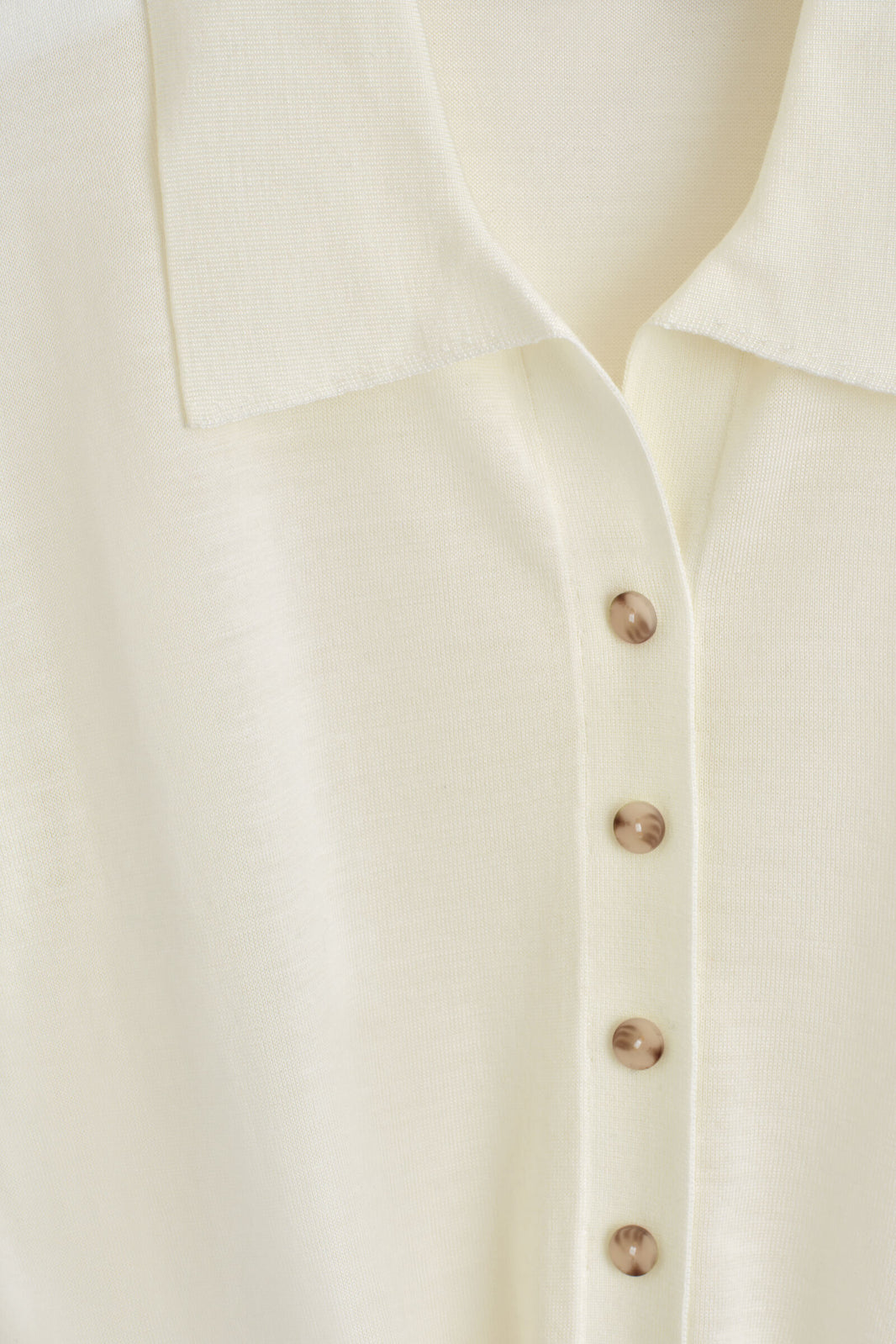 CAMISA DE LANA TEJIDA CON NUDO EN LA PARTE DELANTERA - BLANCO | DescriptiveDetail