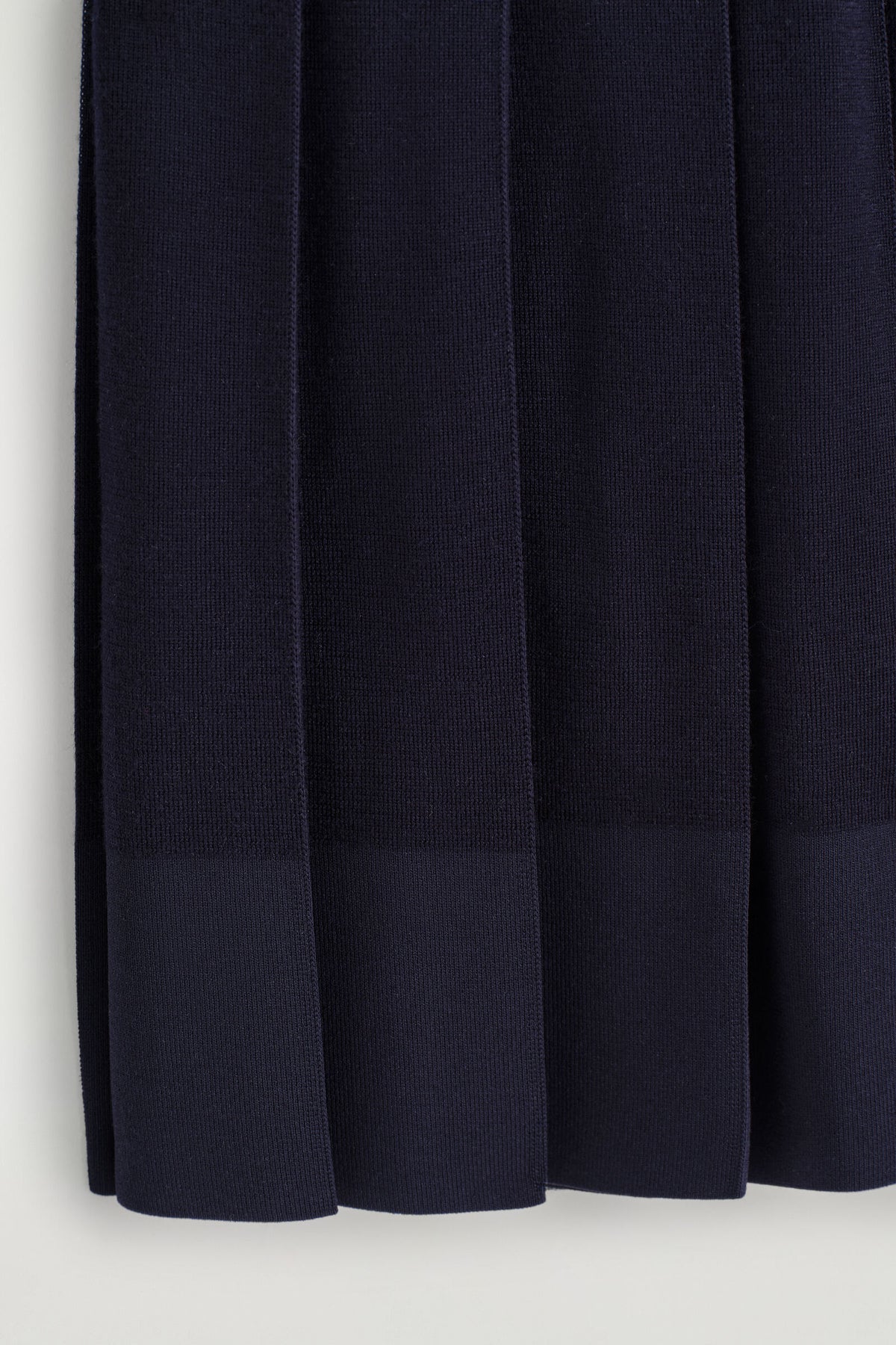 FALDA MIDI DE MERINO PLISADA - MARINO | DescriptiveDetail