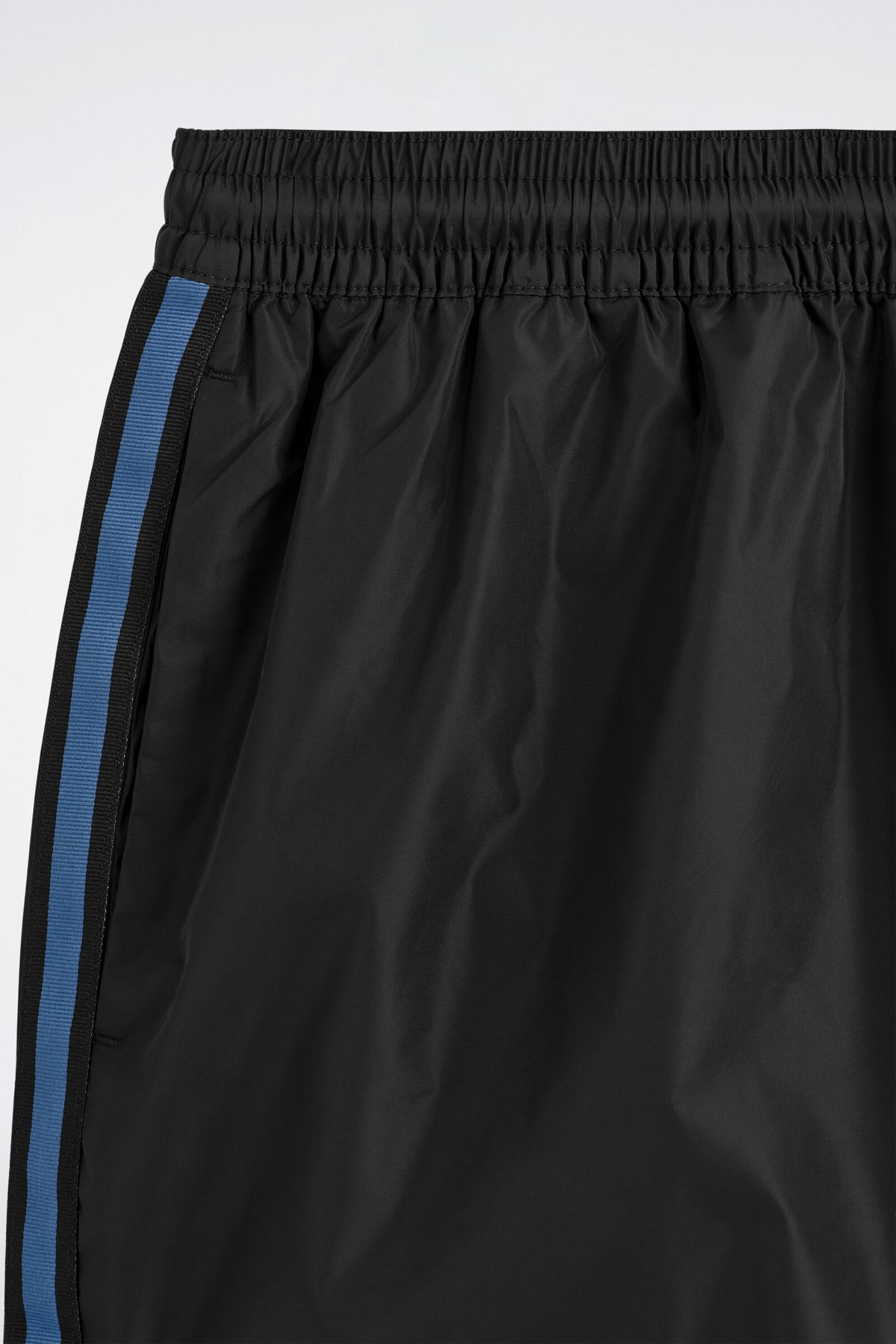 SHORTS DE BAÑO CON DETALLE DE RAYAS - NEGRO | DescriptiveStillLife