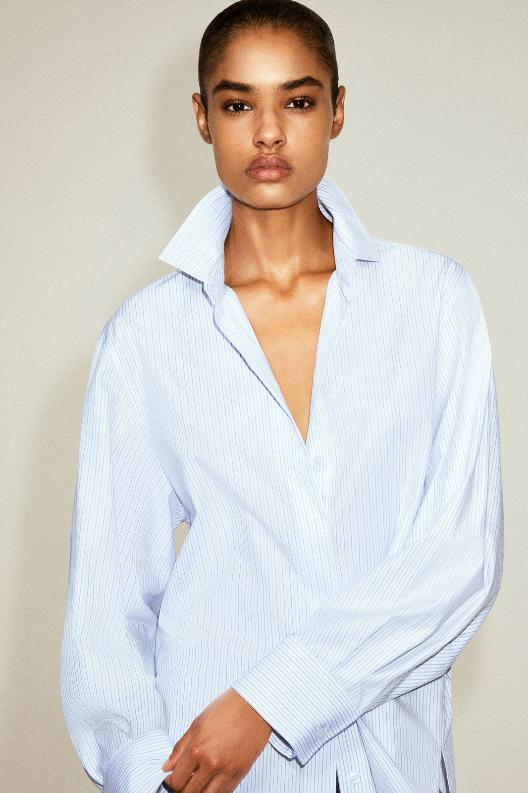 CAMISA DE MEZCLA DE ALGODÓN A RAYAS CON CUELLO RECORTADO - AZUL / BLANCO / RAYADO
