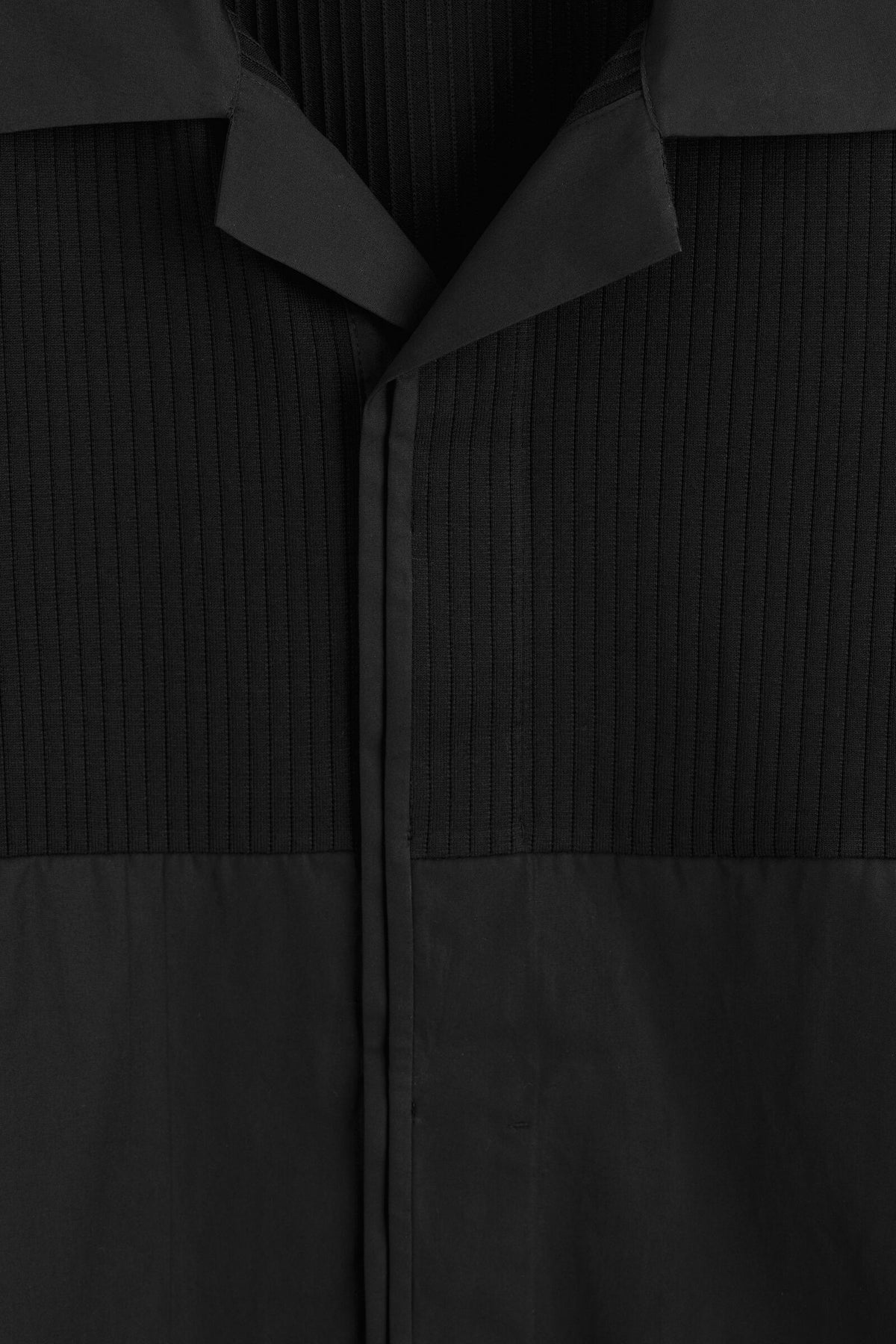 CAMISA RELAJADA CON PANELES DE CONTRASTE - NEGRO | DescriptiveDetail