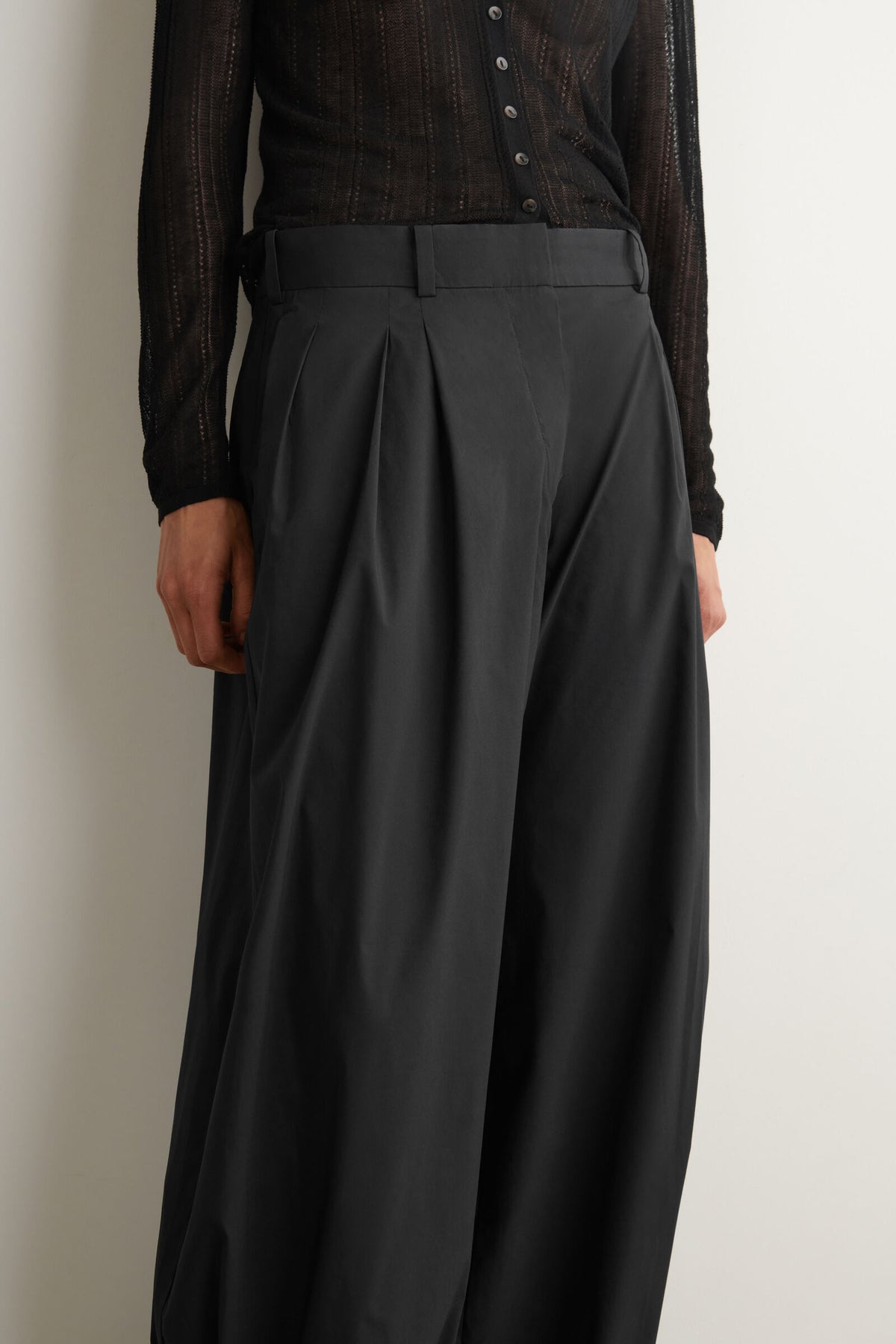 PANTALONES DE GLOBO PLISADOS DE MEZCLA DE ALGODÓN - NEGRO