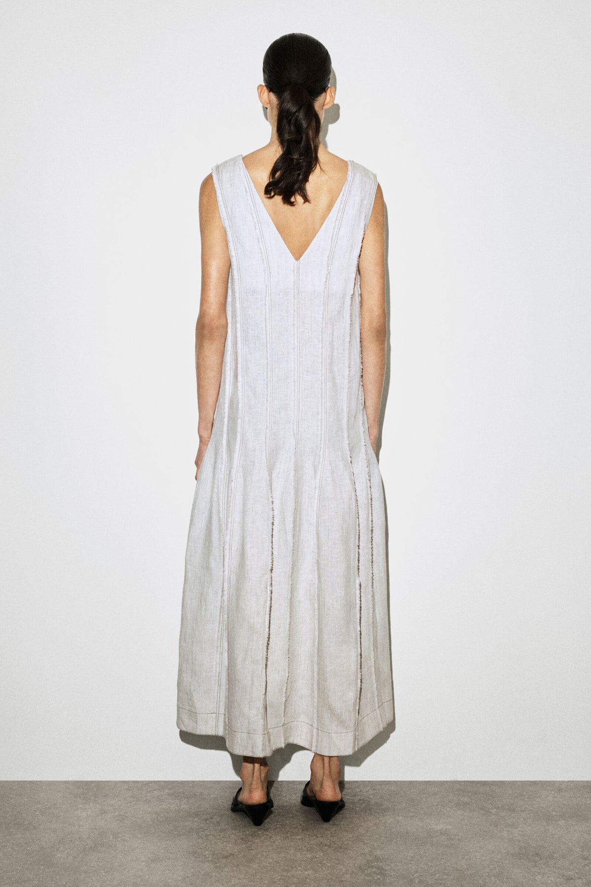 VESTIDO MIDI DE LINO PLISADO Y ESCULTÓRICO - GRIS CLARO