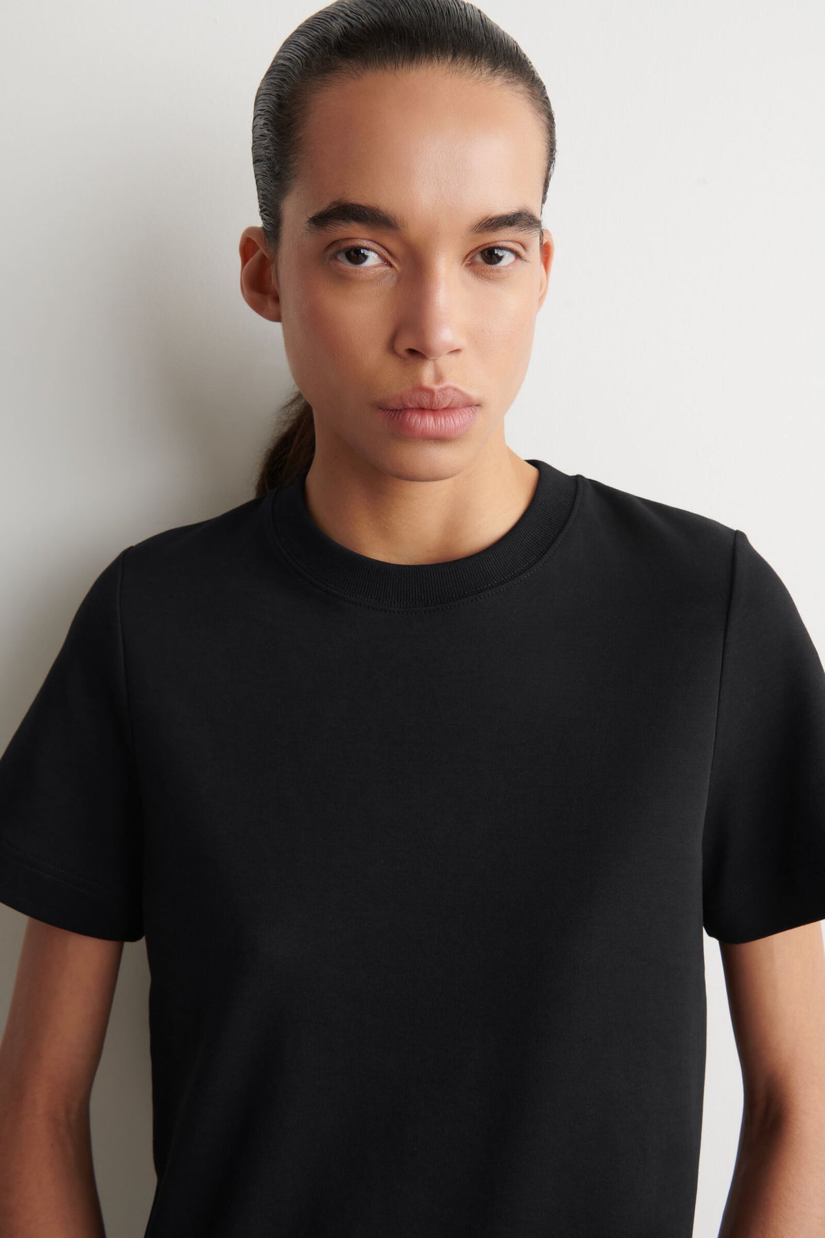 CAMISETA DE CORTE LIMPIO - NEGRO