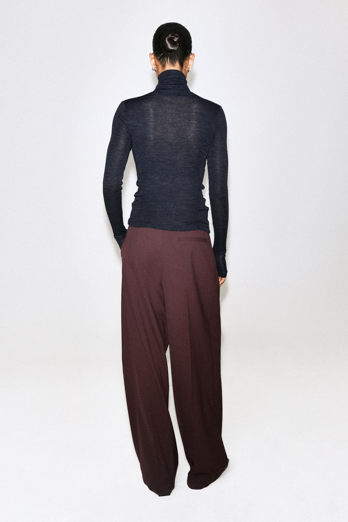 TOP DE MERINO CON CUELLO DE TROMPETA Y BOTONES - CARBÓN MELANGE