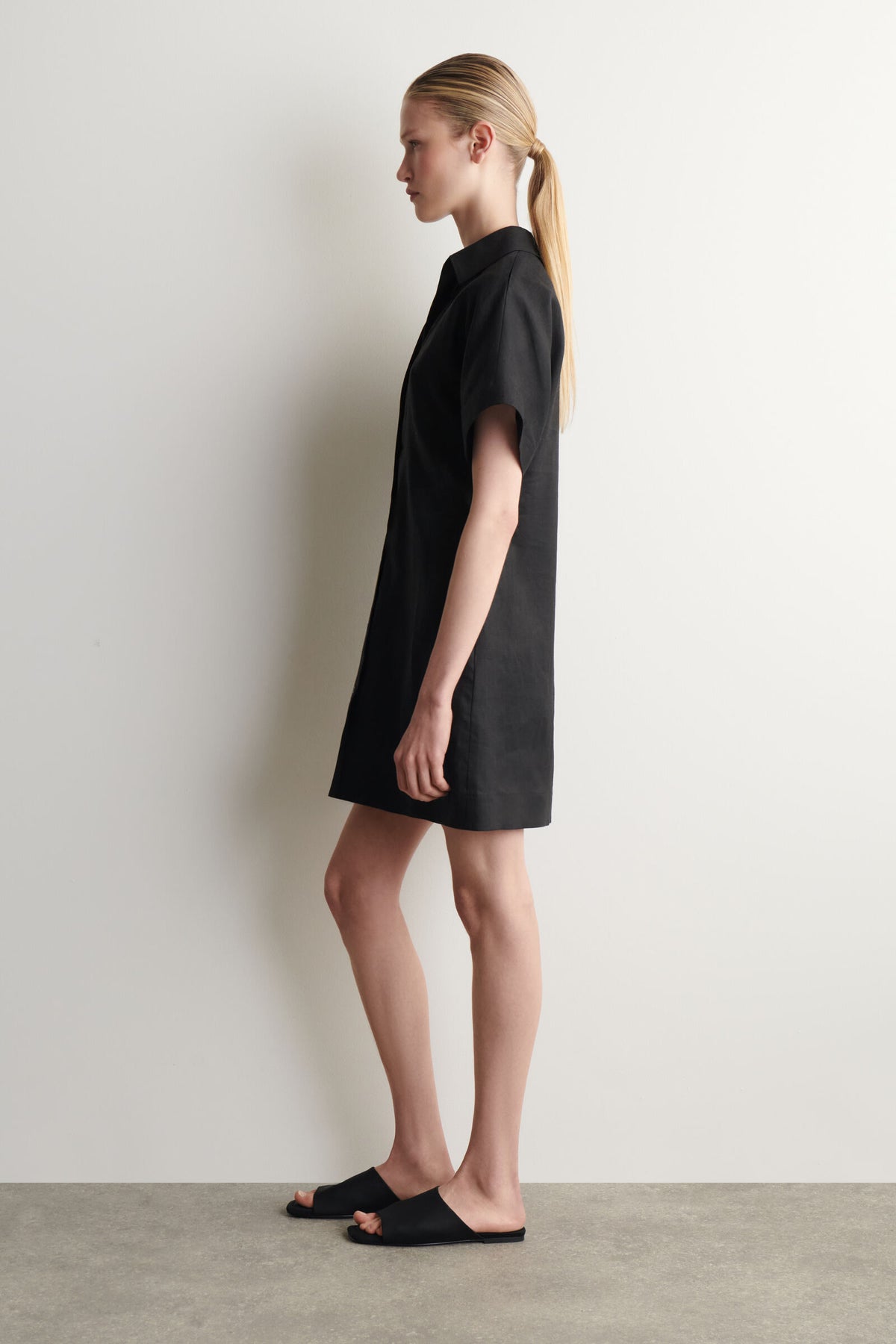 VESTIDO CAMISERO DE LINO CON CUELLO ABIERTO - NEGRO