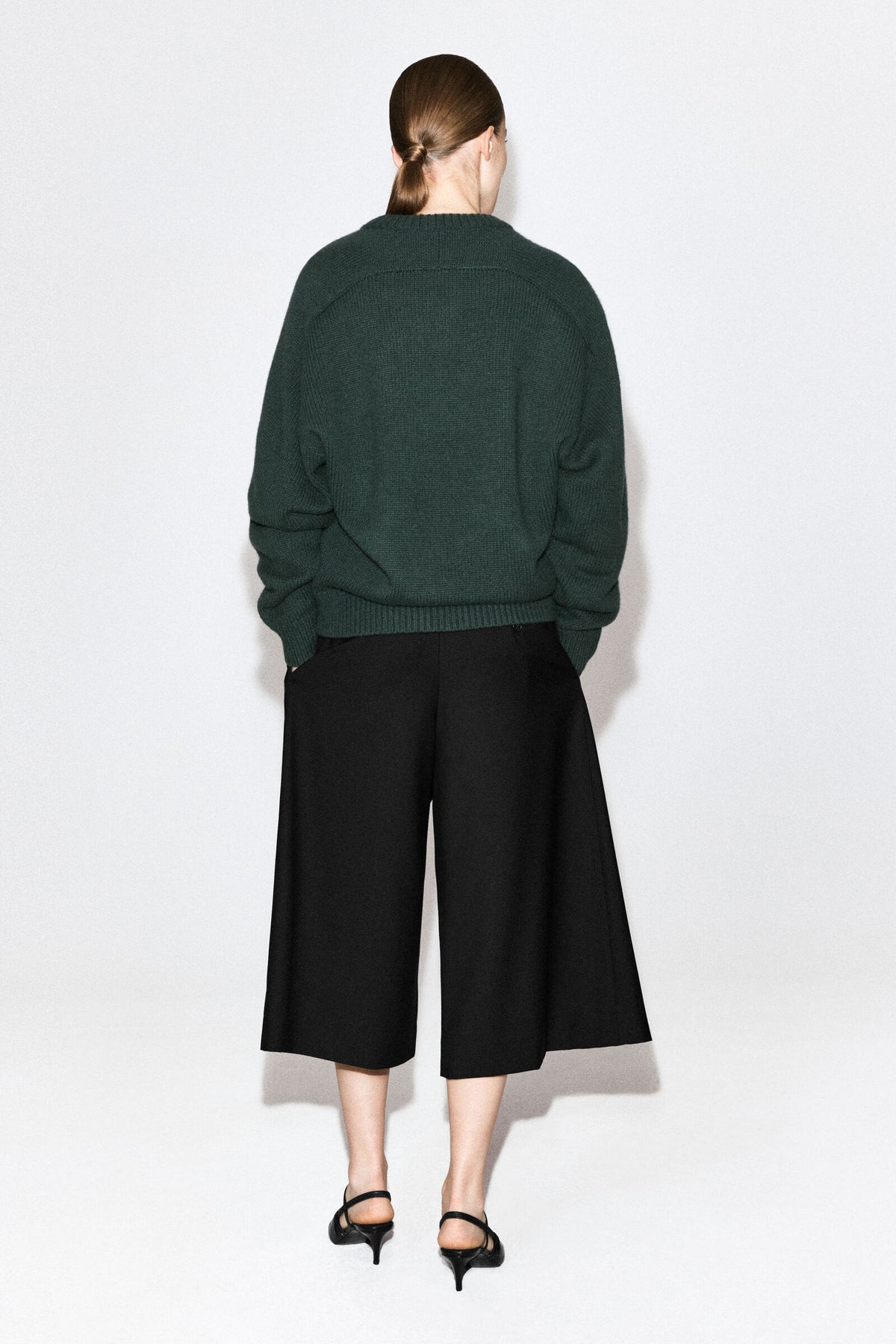 SWEATER DE CASHMERE DE CUELLO REDONDEADO - VERDE OSCURO