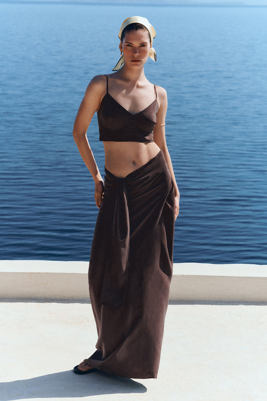 FALDA MAXI DE SEDA CON LAZO EN LA CINTURA - MARRÓN | Lookbook