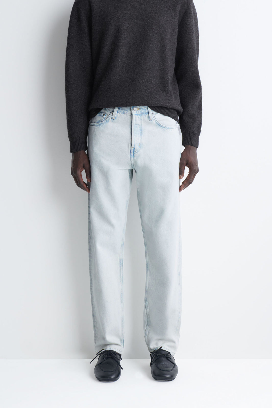 JEANS DE CORTE REGULAR Y PIERNA RECTA DE LA MARCA - AZUL CLARO