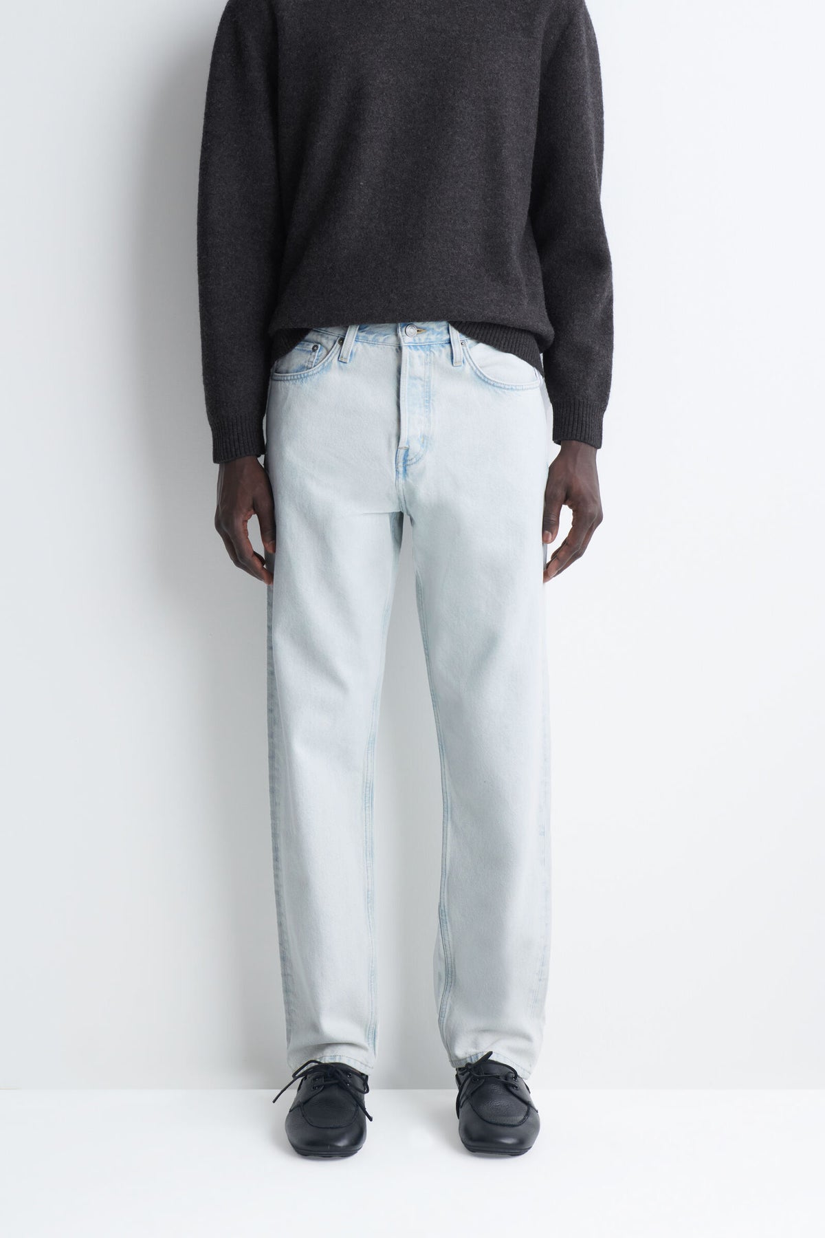 JEANS DE CORTE REGULAR Y PIERNA RECTA DE LA MARCA - AZUL CLARO