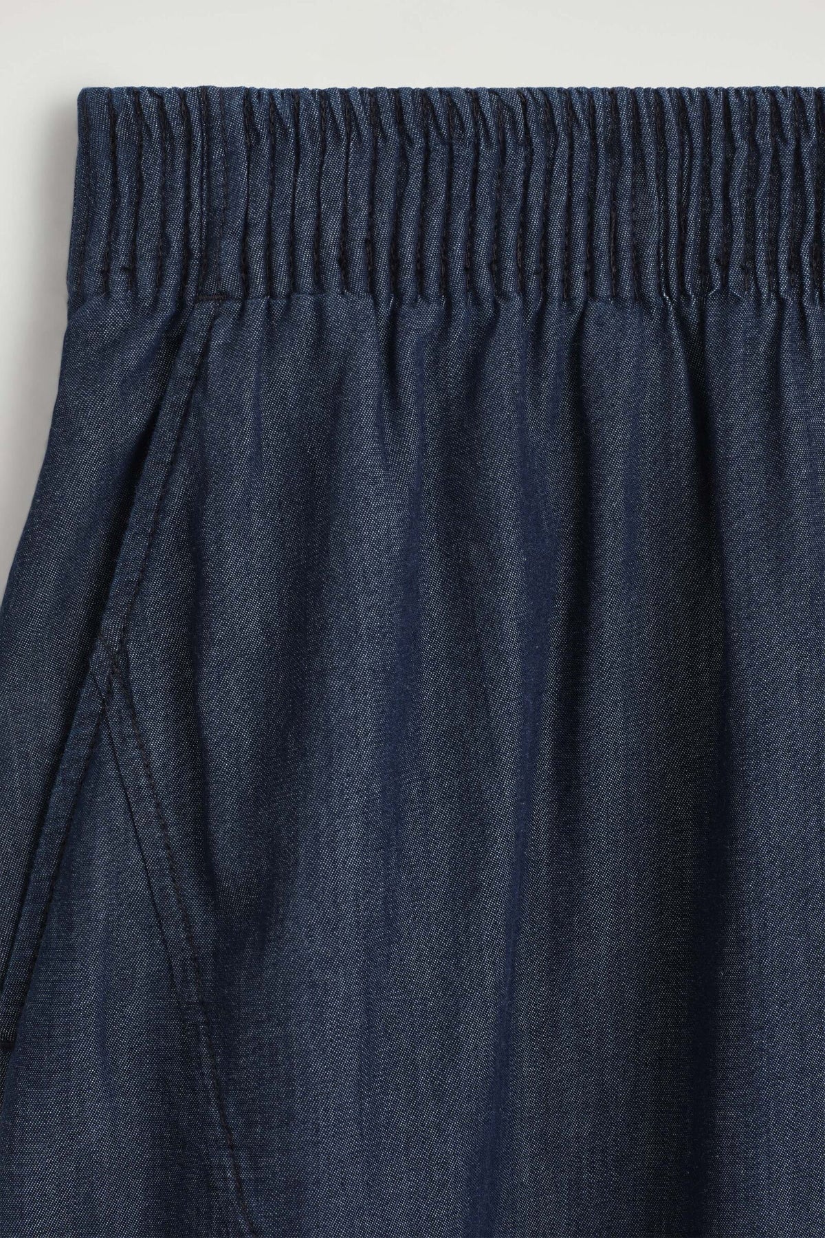 PANTALONES DE MEZCLILLA CON PIERNA BARREL Y ELÁSTICO - AZUL OSCURO | DescriptiveDetail